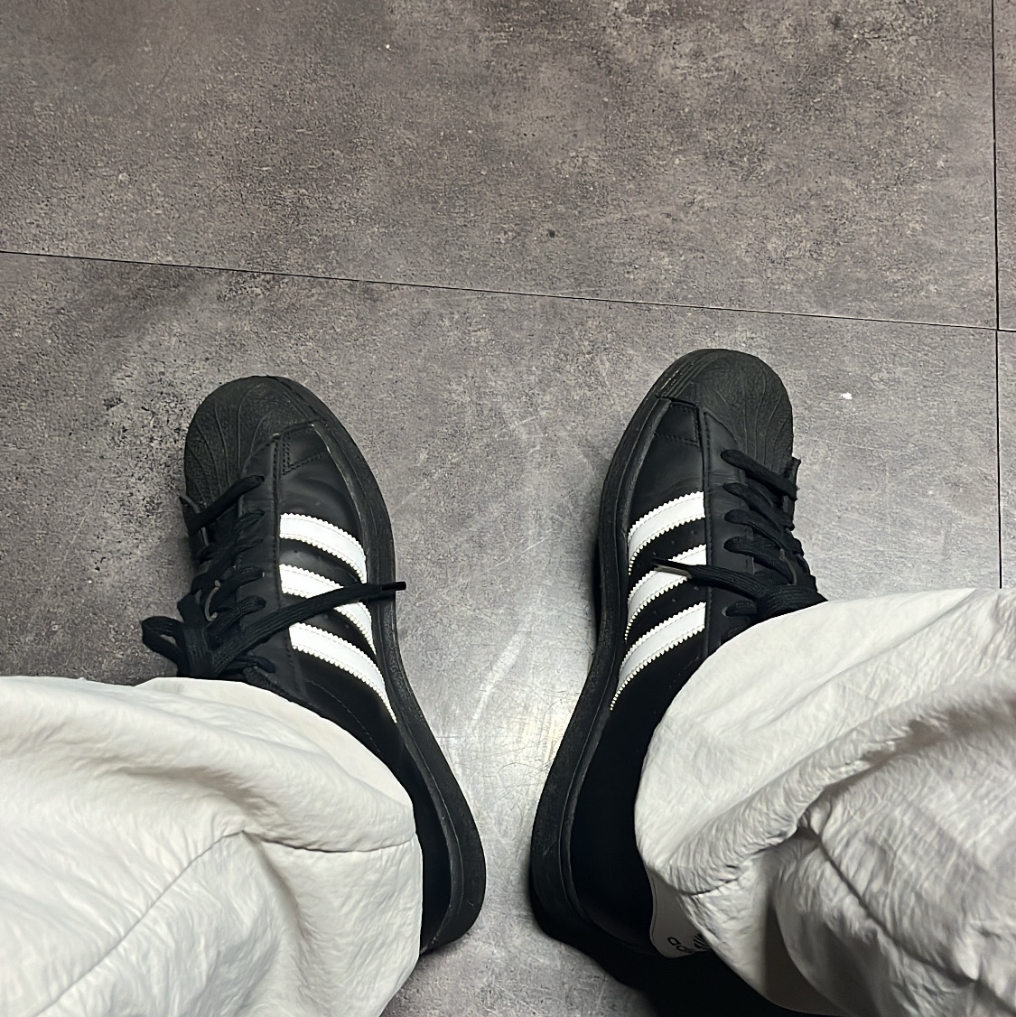 Adidas Superstar Core Black White 착용 스타일