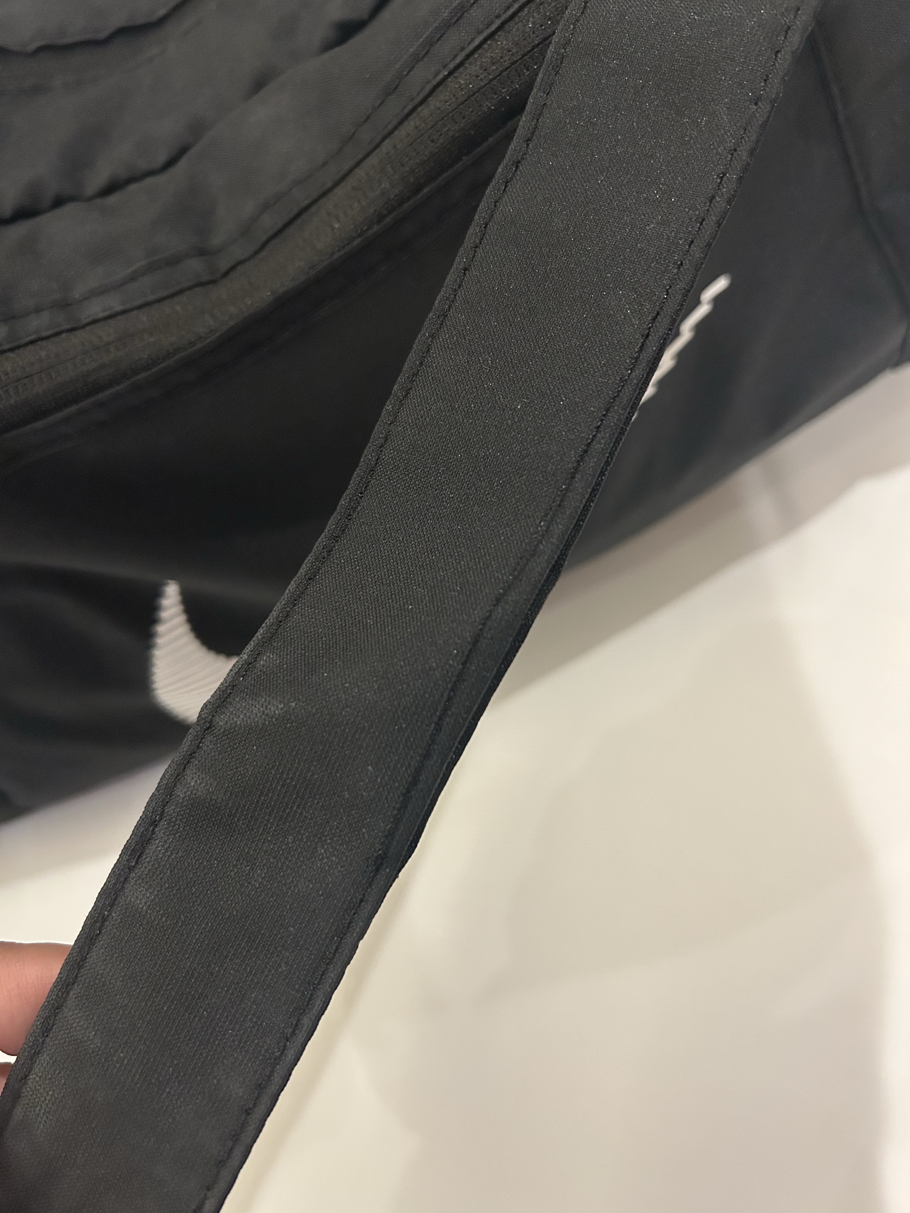 Nike Gym Club Duffle Bag 24L Black 착용 스타일 - 2