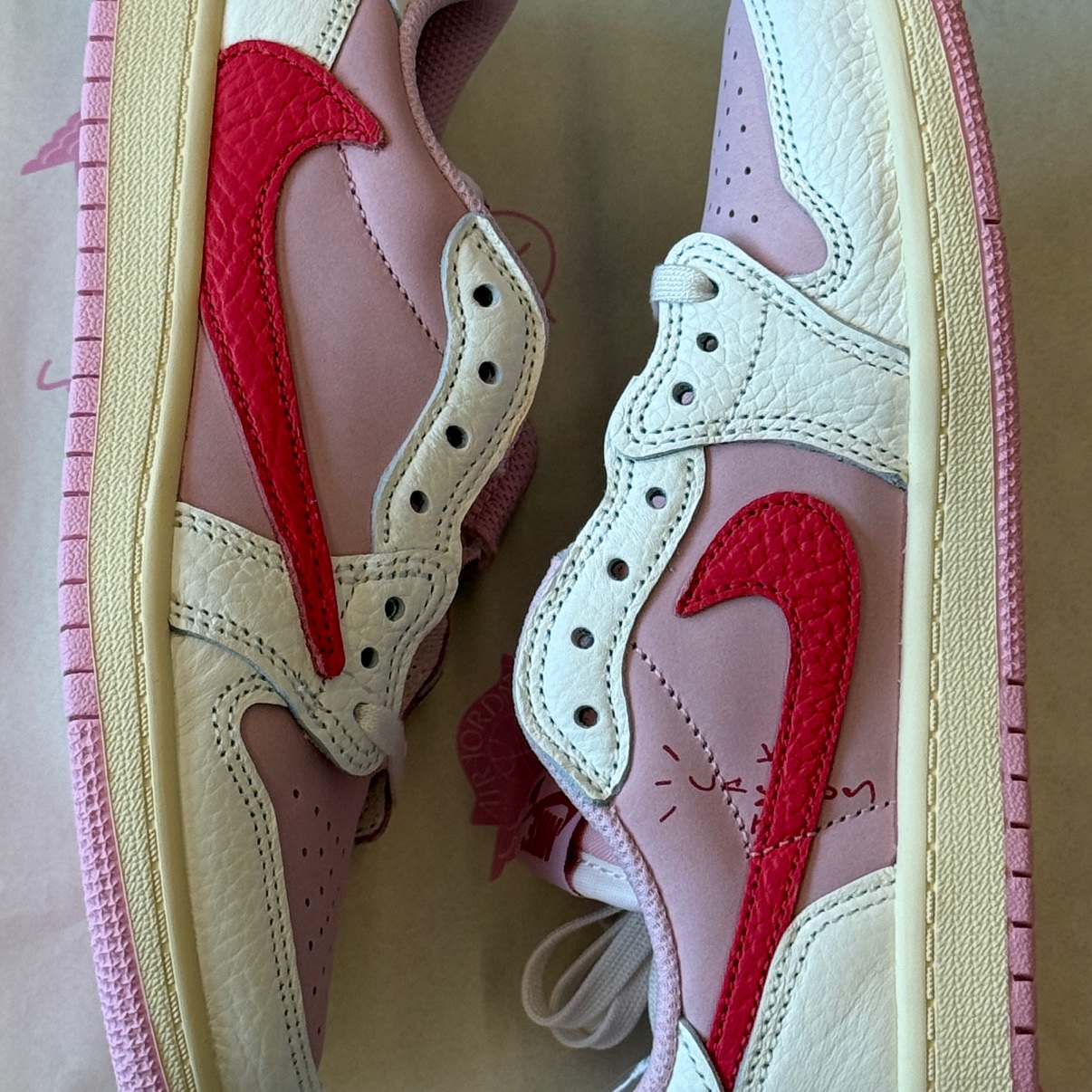 (PS) Jordan 1 x Travis Scott Retro Low OG SP Sail Tropical Pink 착용 스타일 - 2