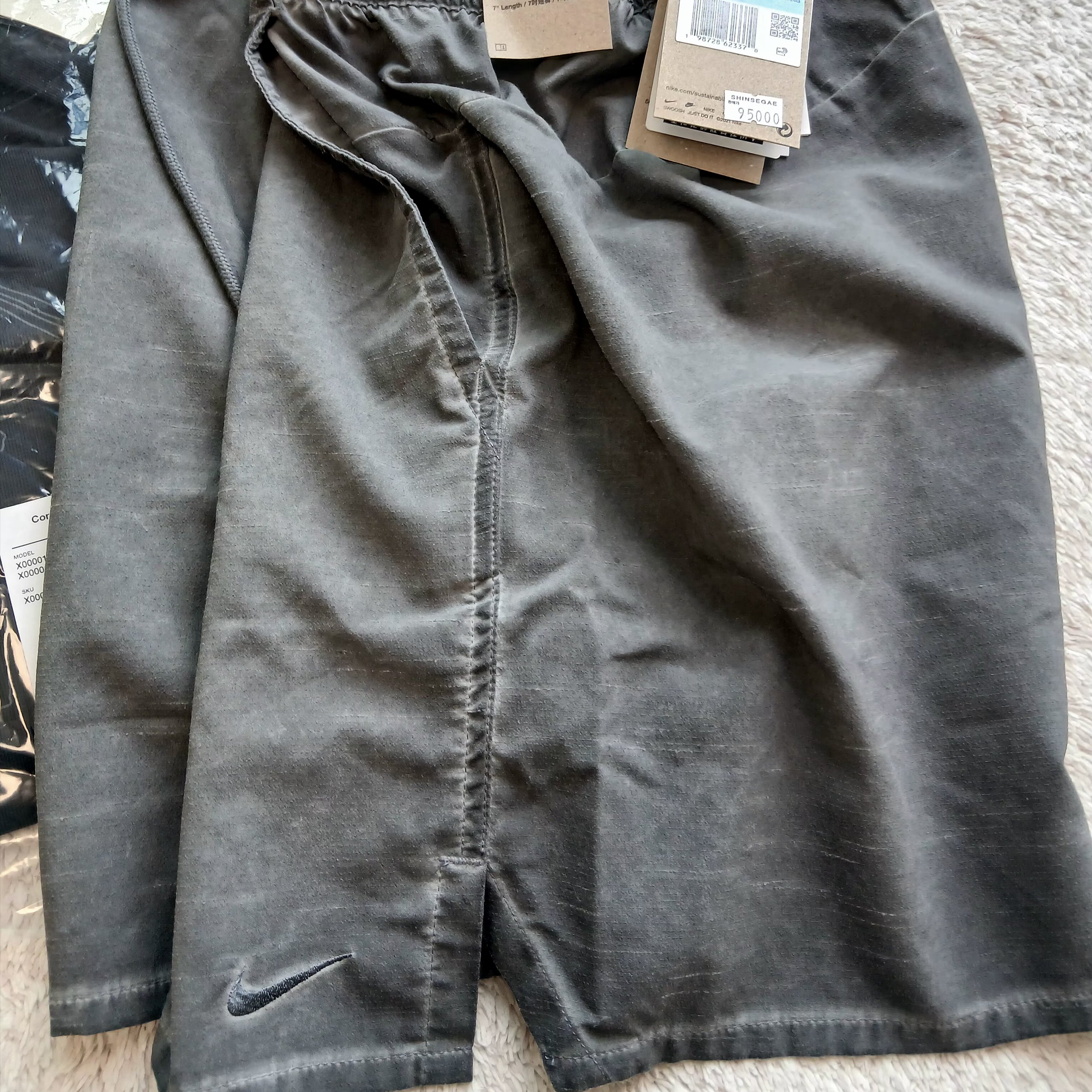 Arc'teryx Cormac Logo SS Shirt Black, Nike N.A.C. Unlimited 7 Inch Training Shorts Smoke Grey (IF2814-084) 착용 스타일 - 8