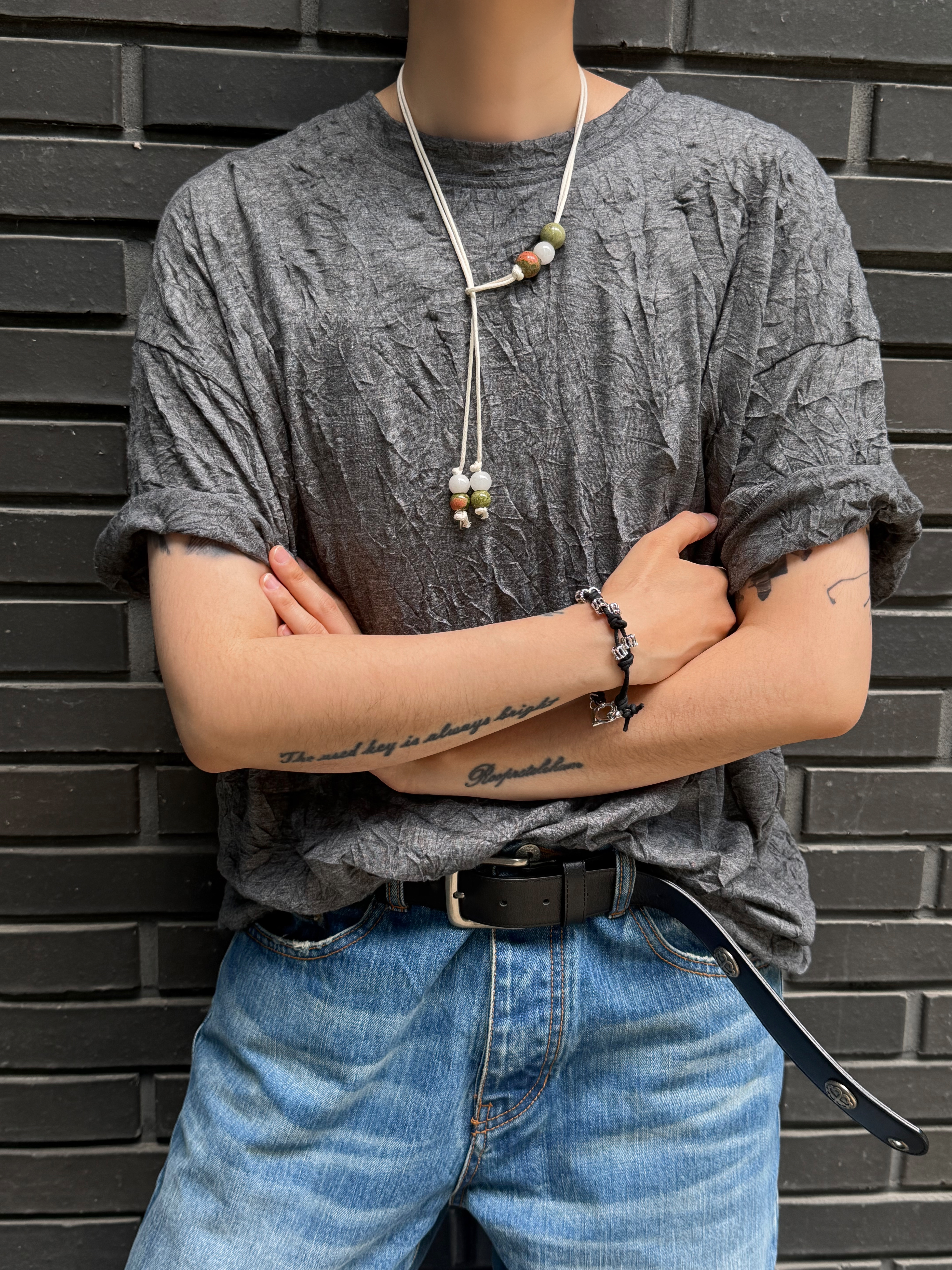 Hono Report Rope Necklace Ivory, Khak. Crinkle T-Shirt In Cotton / Polyester Charcoal 착용 스타일 - 5