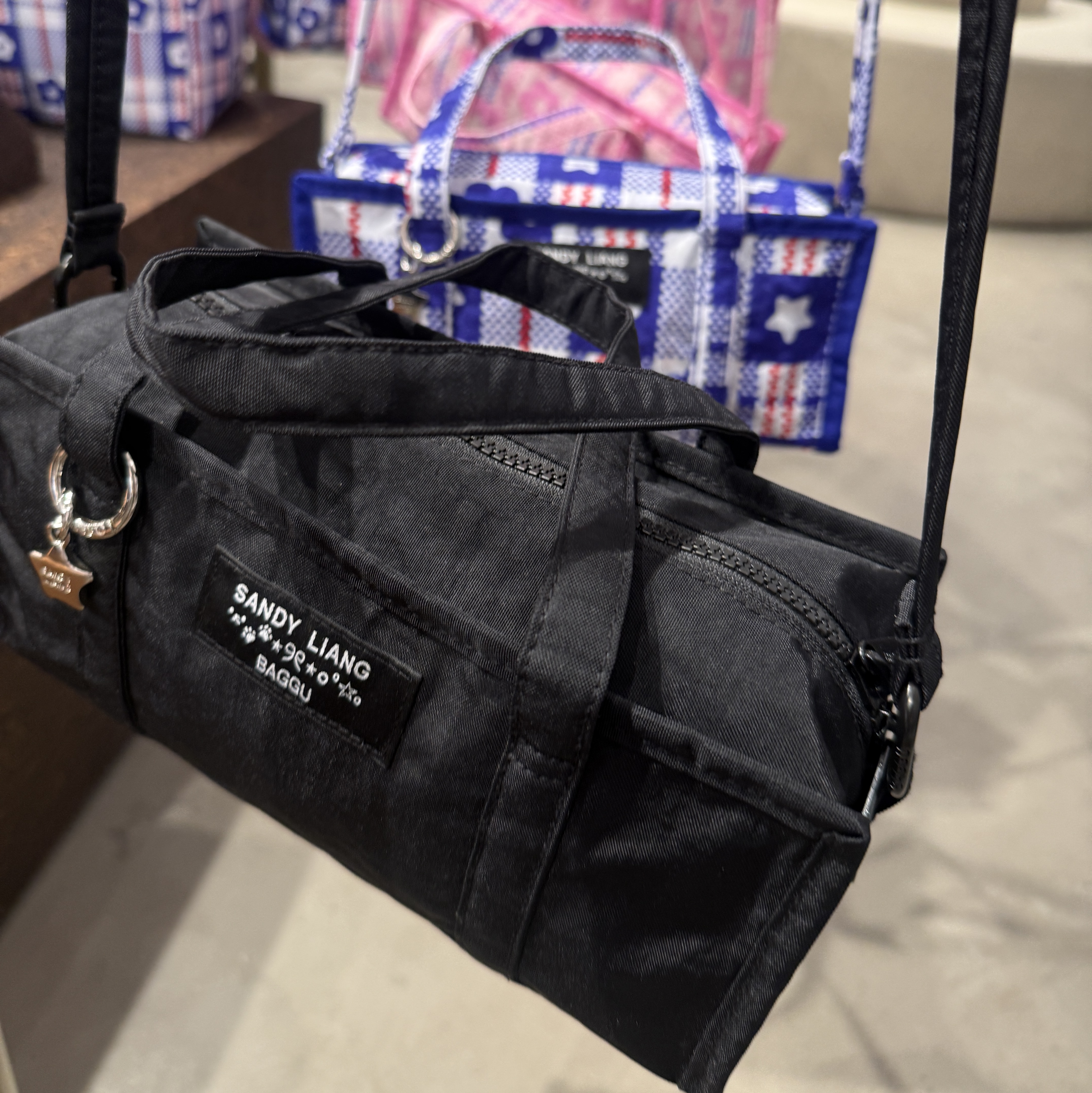 Sandy Liang x Baggu Mini Nylon Market Bag Black, Sandy Liang x Baggu Baby Bow Baggu Market Plaid Pink 착용 스타일 - 2