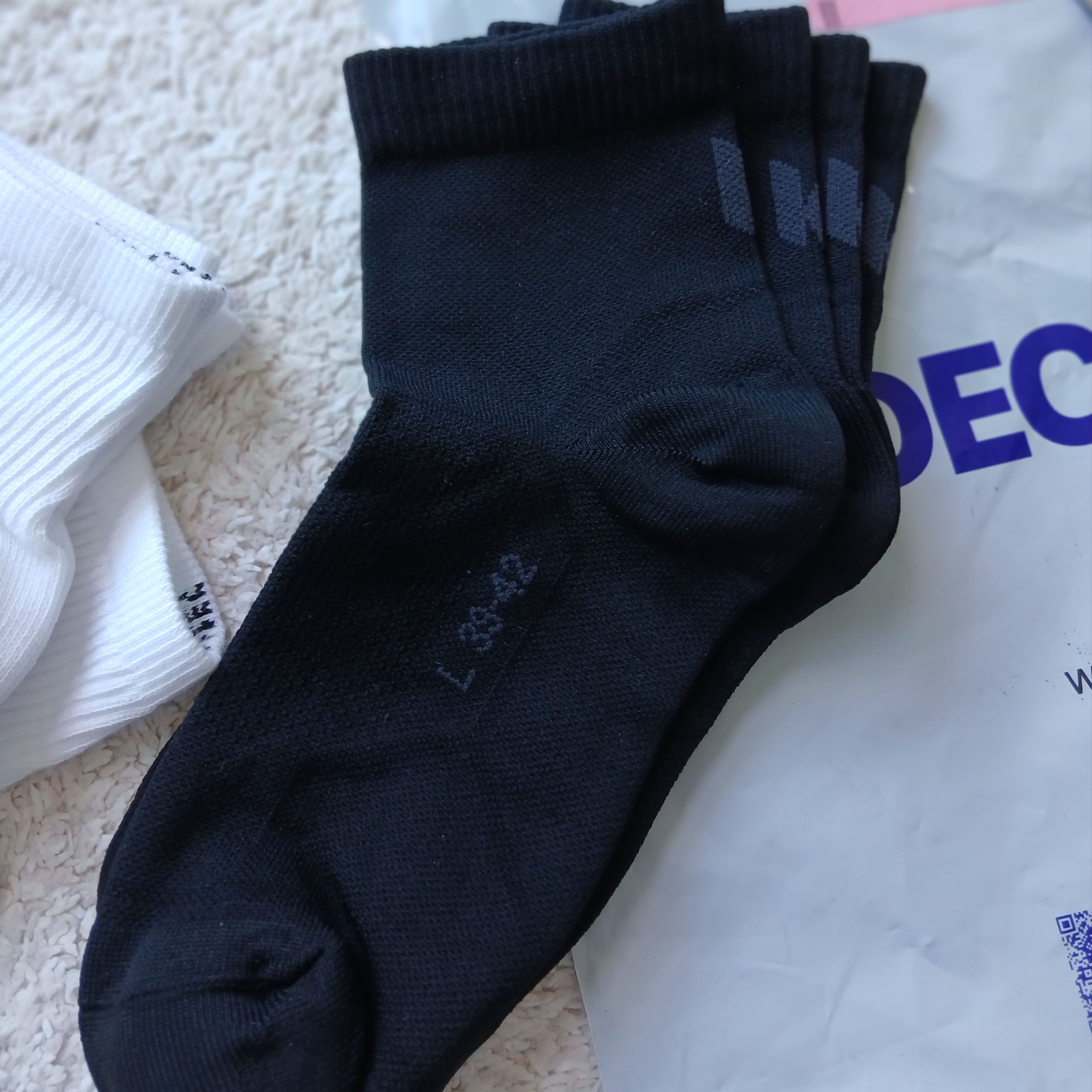 DECATHLON Running Mid-Cut Socks 2 Pairs Fine Run 500 Smoked Black, DECATHLON Running Low Socks 3 Pairs Run 100 Ultra White 착용 스타일 - 4