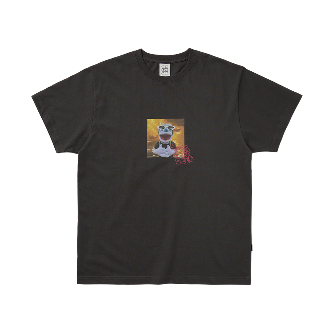 예스아이씨 페이스 오카 퍼펫 티셔츠 차콜(YESEYESEE FACE OKA Puppet Tee Charcoal)