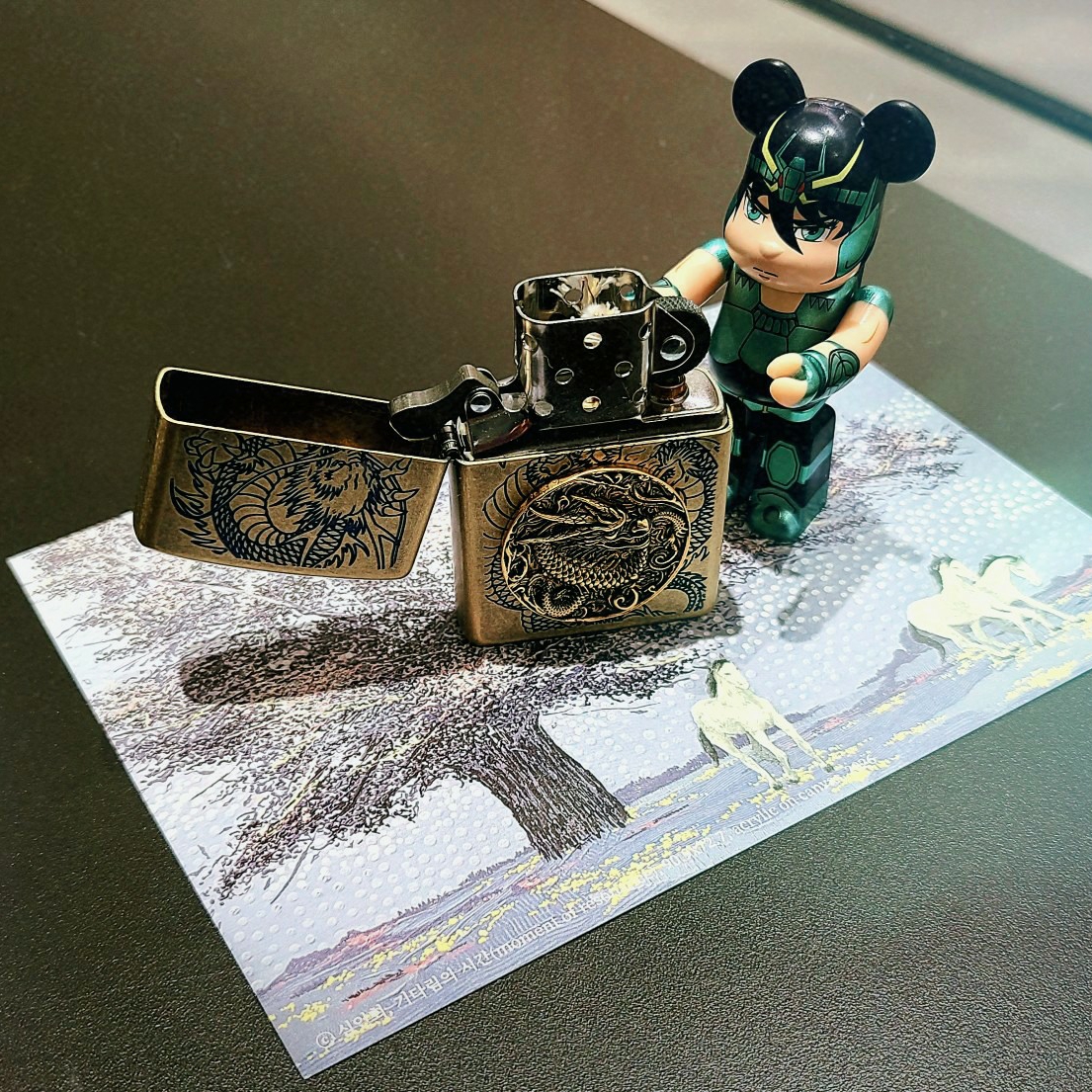 Bearbrick Dragon Shiryu 100% & 400% Set, Zippo Blue Dragon Coin Emblem Lighter Gold 착용 스타일