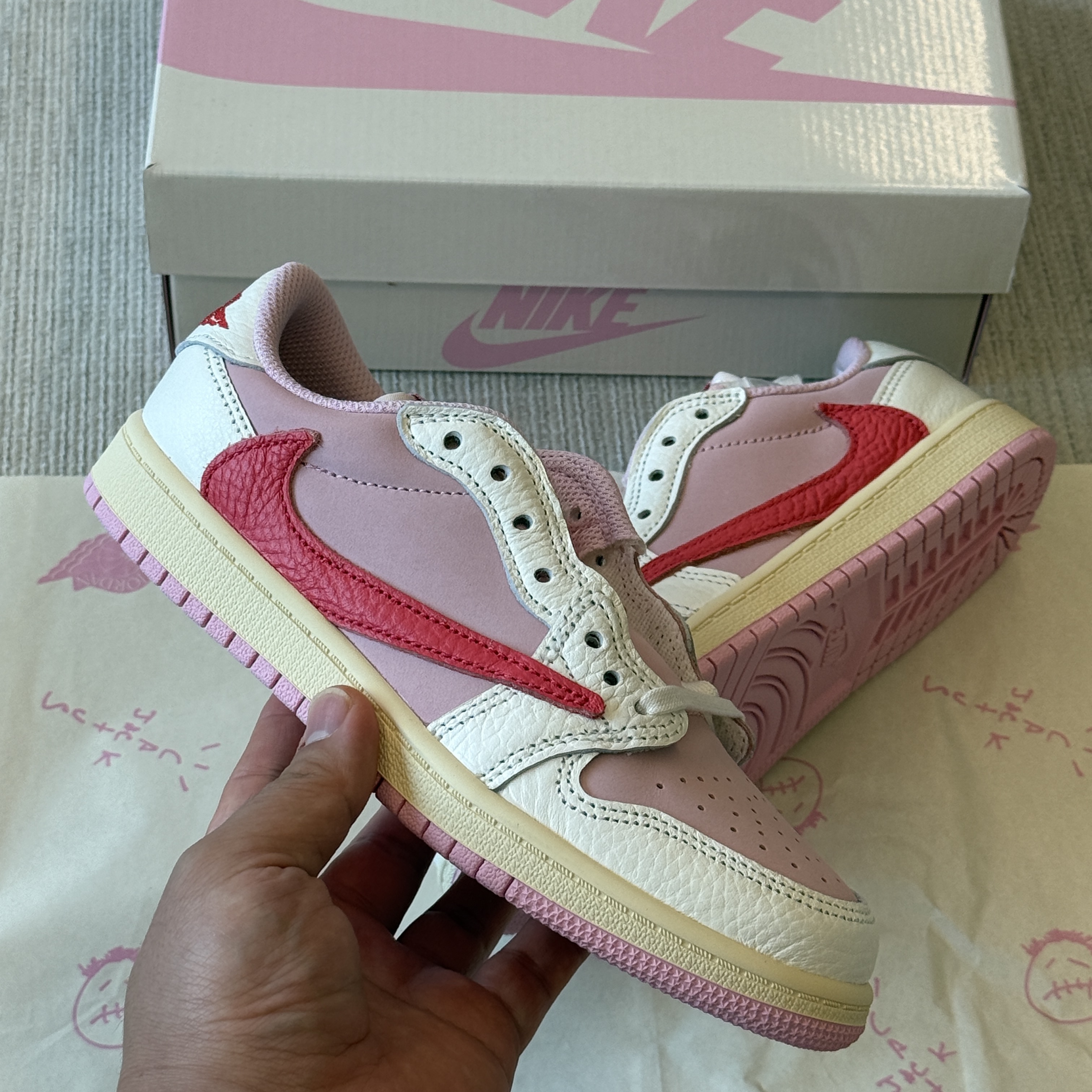 (PS) Jordan 1 x Travis Scott Retro Low OG SP Sail Tropical Pink 착용 스타일 - 1