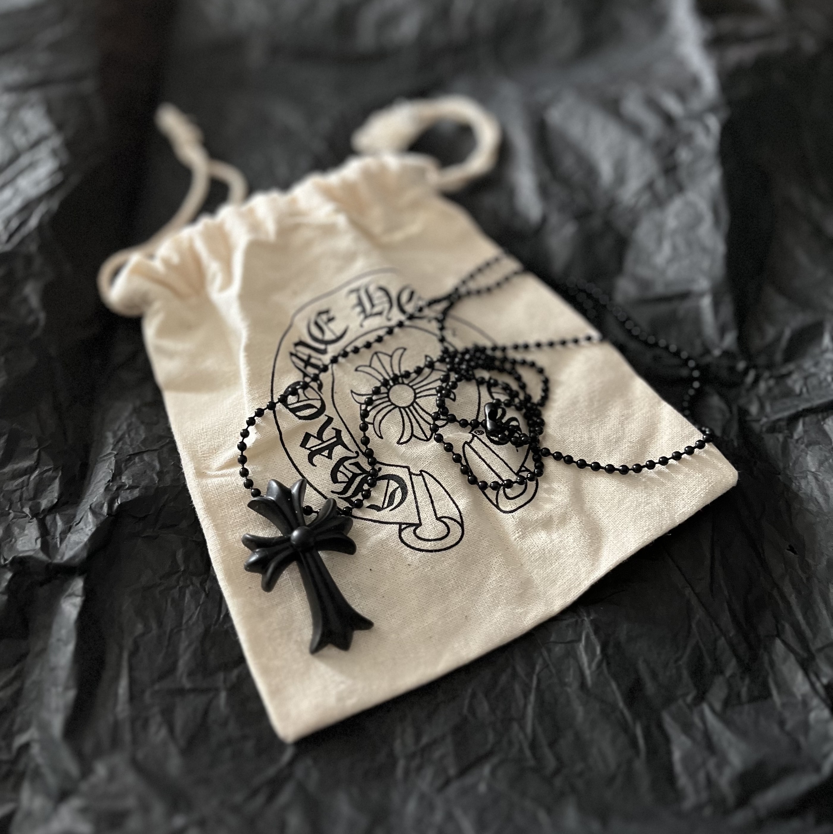 Chrome Hearts Silichrome CH Cross Pendant Black Glitter 2025 착용 스타일