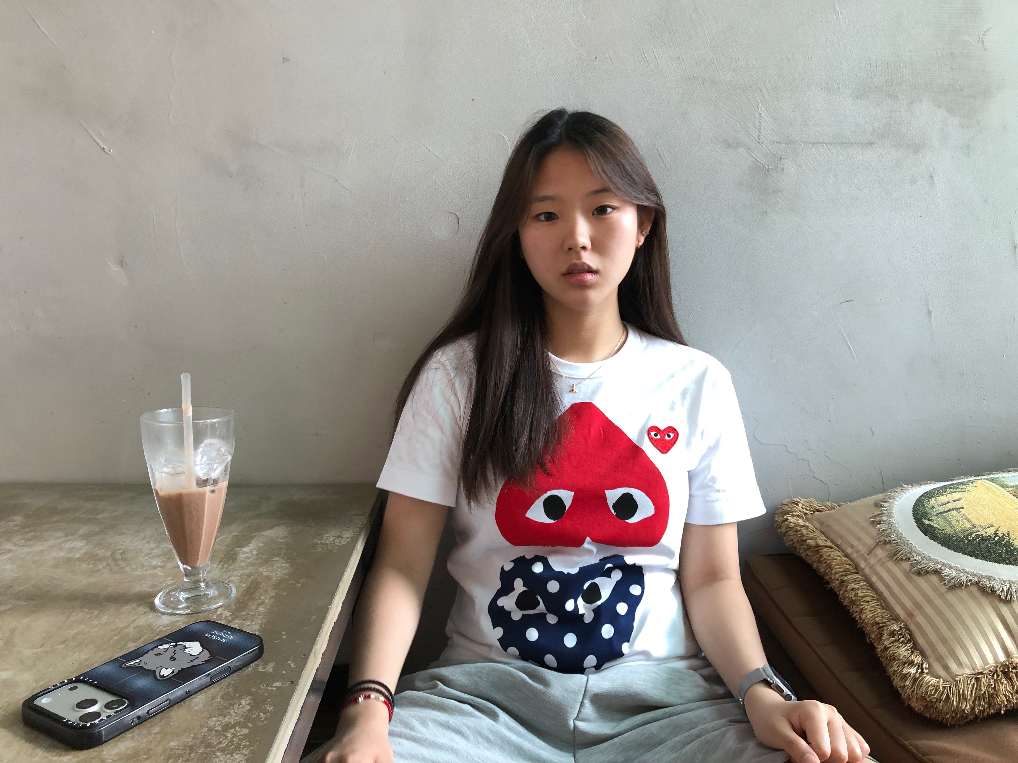 (W) Play Comme des Garcons Polka Dot With Upside Down Heart T-Shirt White, Play Comme des Garcons Red Heart T-Shirt Black 착용 스타일 - 1