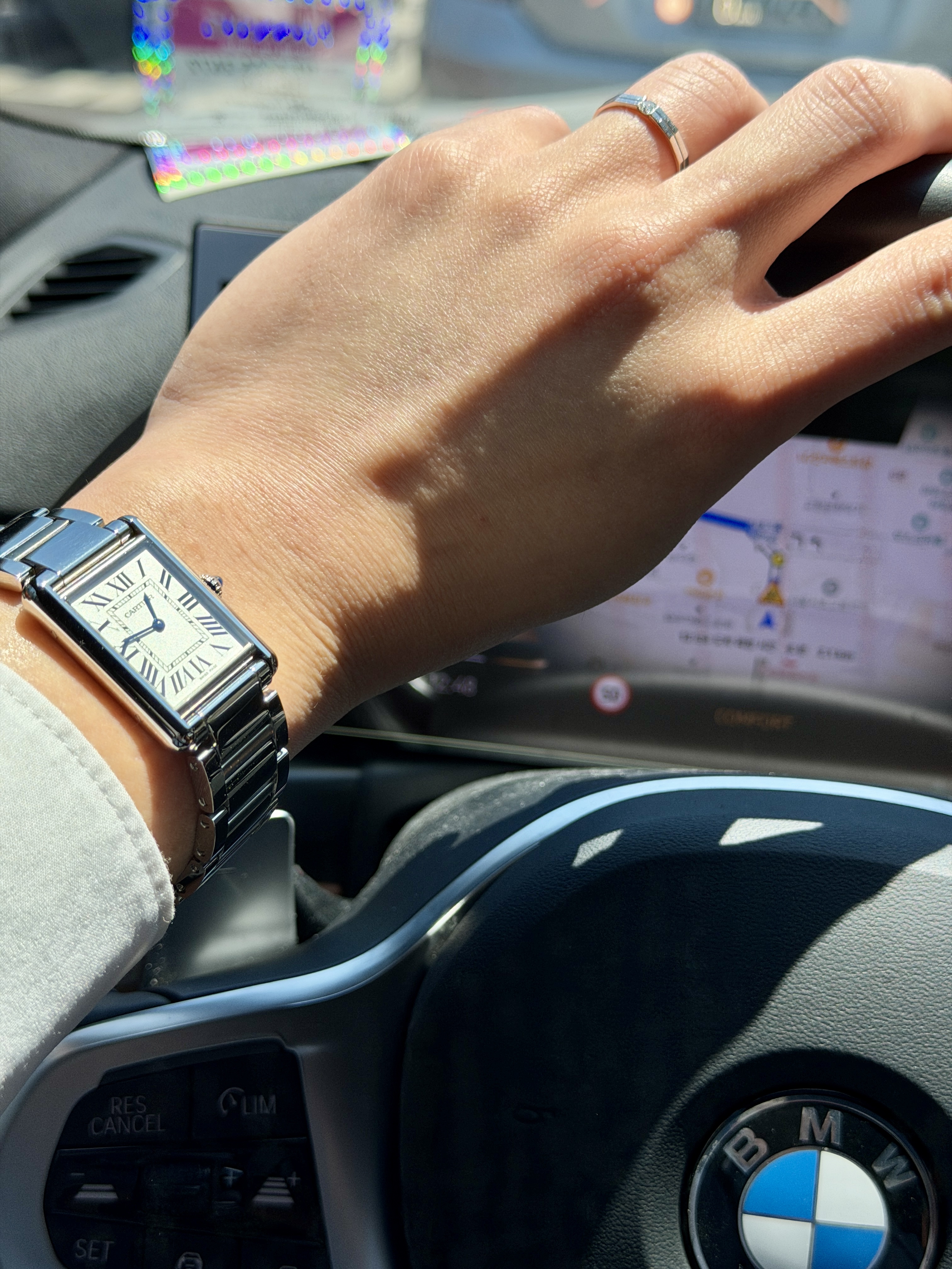 Cartier Tank Must Watch Large Quartz Steel Bracelet Steel 착용 스타일