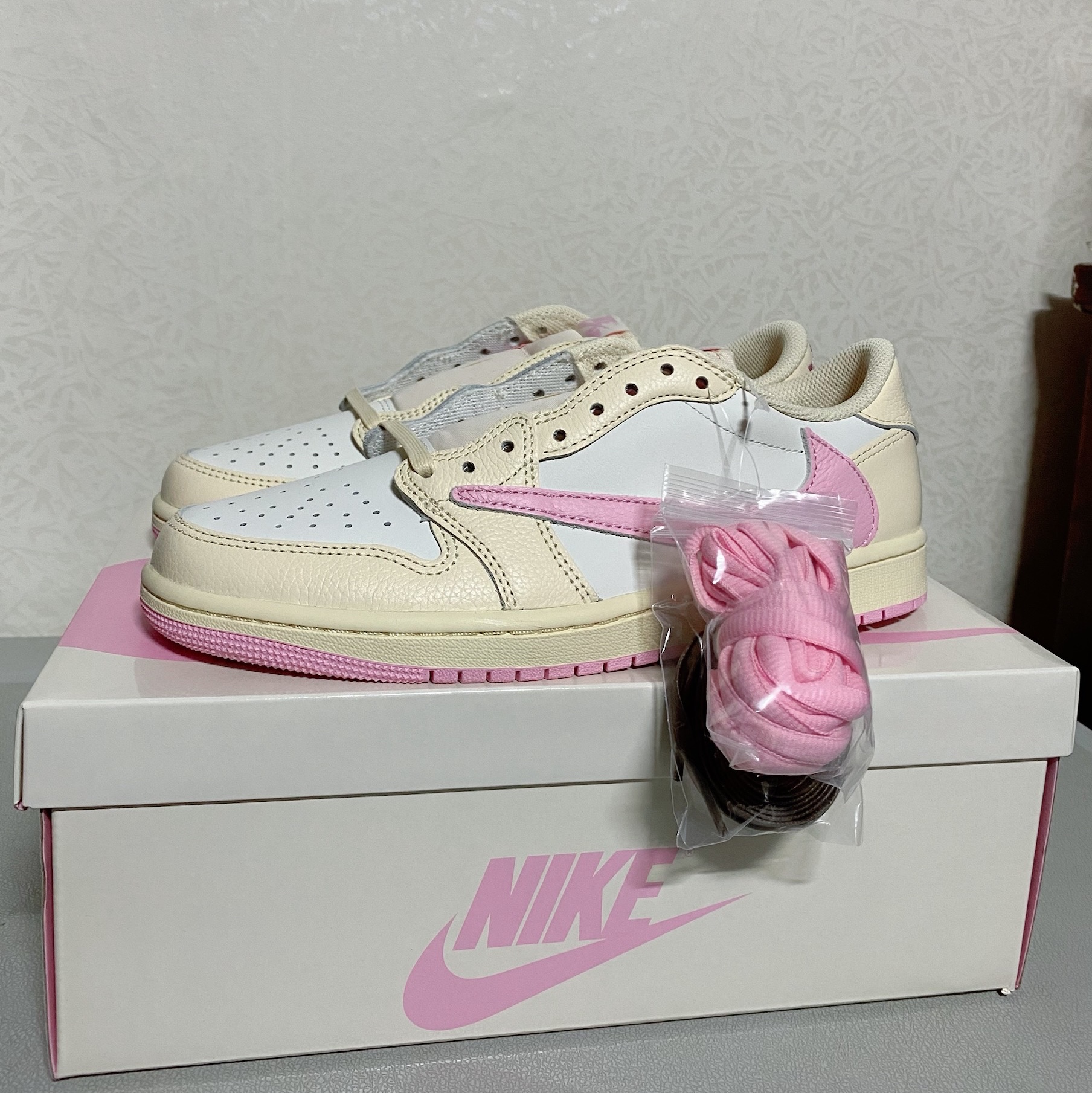 Jordan 1 x Travis Scott Retro Low OG SP Muslin Shy Pink 착용 스타일