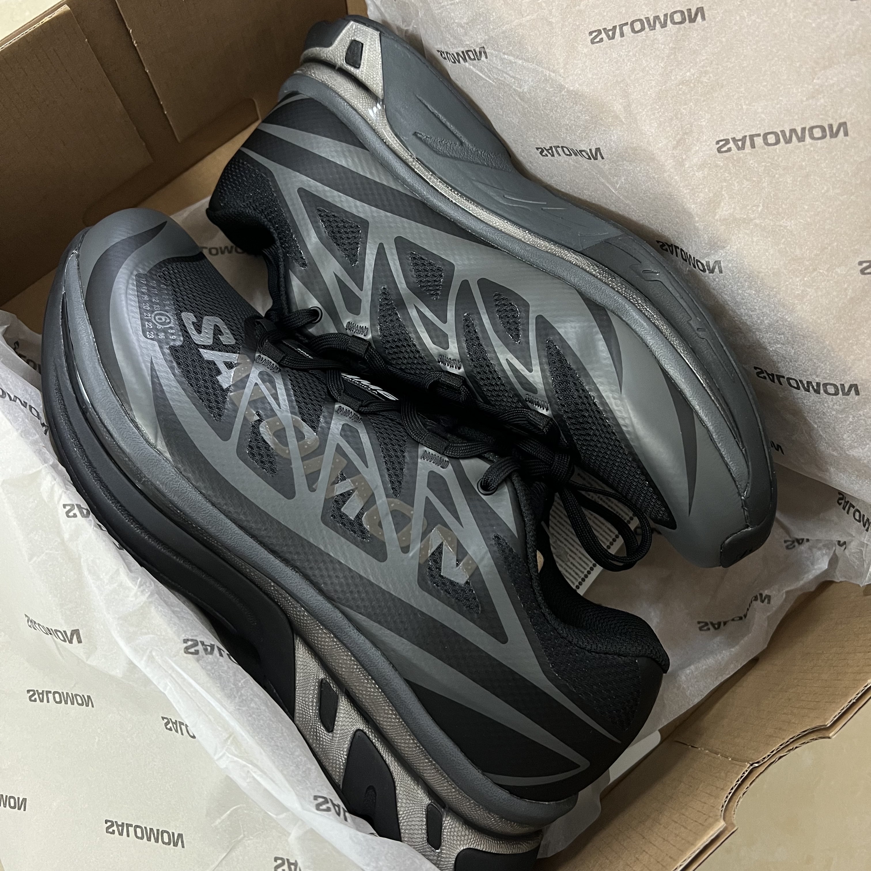 Salomon x MM6 Maison Margiela XT Black, Salomon x MM6 Masion Margiela XT-MM6 Black Ftw Silver 착용 스타일 - 3