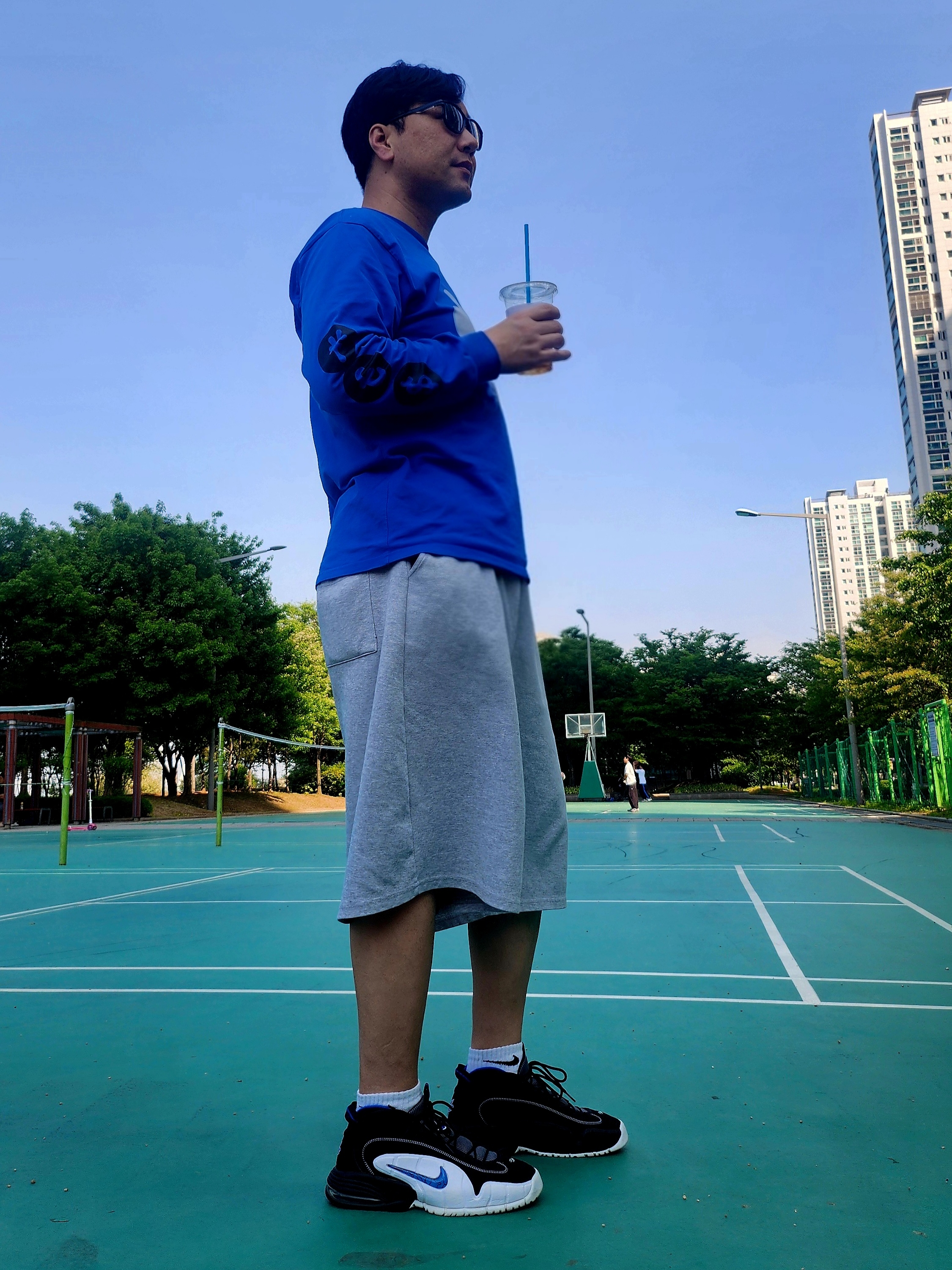 Nike Air Max Penny Varsity Royal and Black 착용 스타일