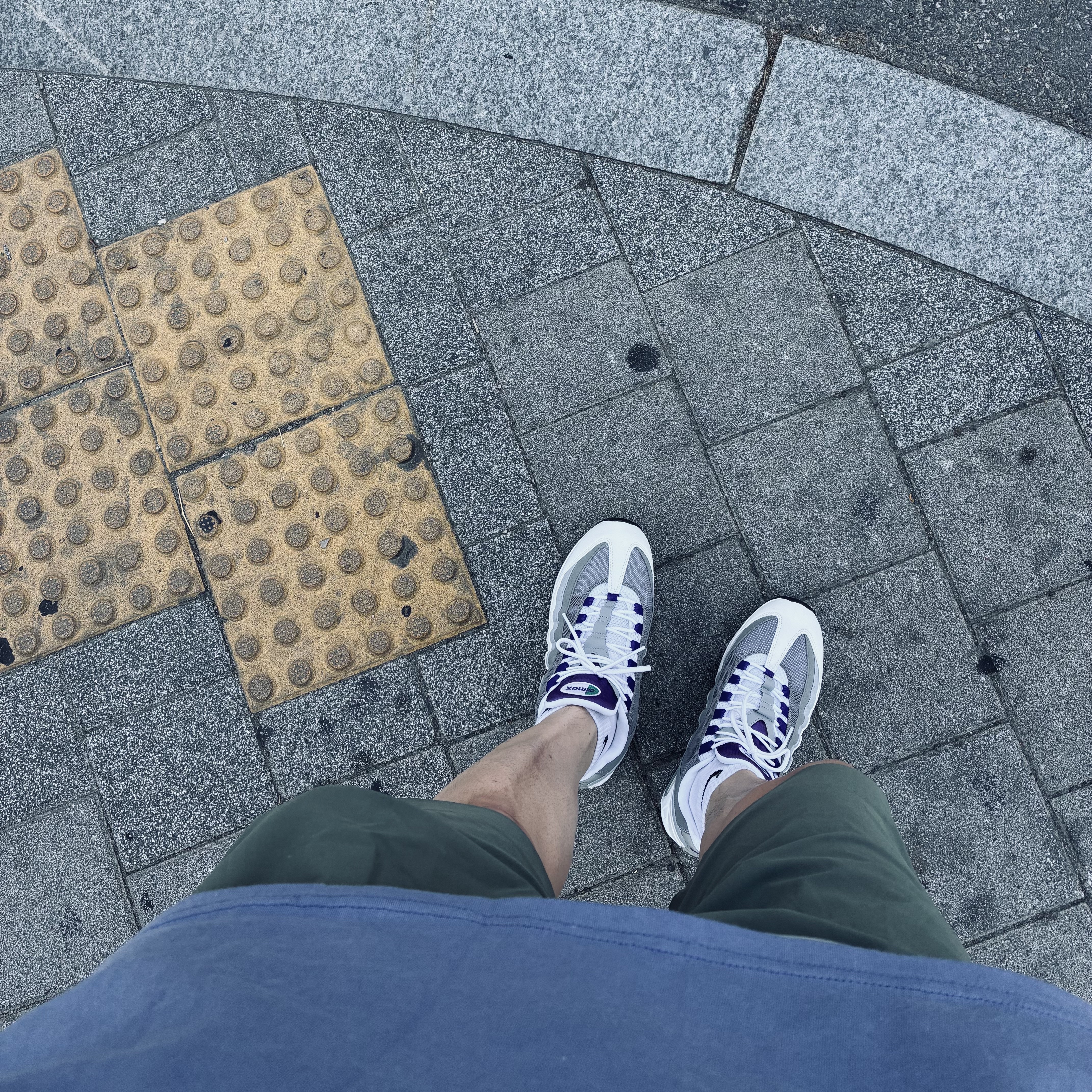 Stussy 8 Ball Grid T-Shirt White, (W) Nike Air Max 95 White Emerald Green 착용 스타일 - 2
