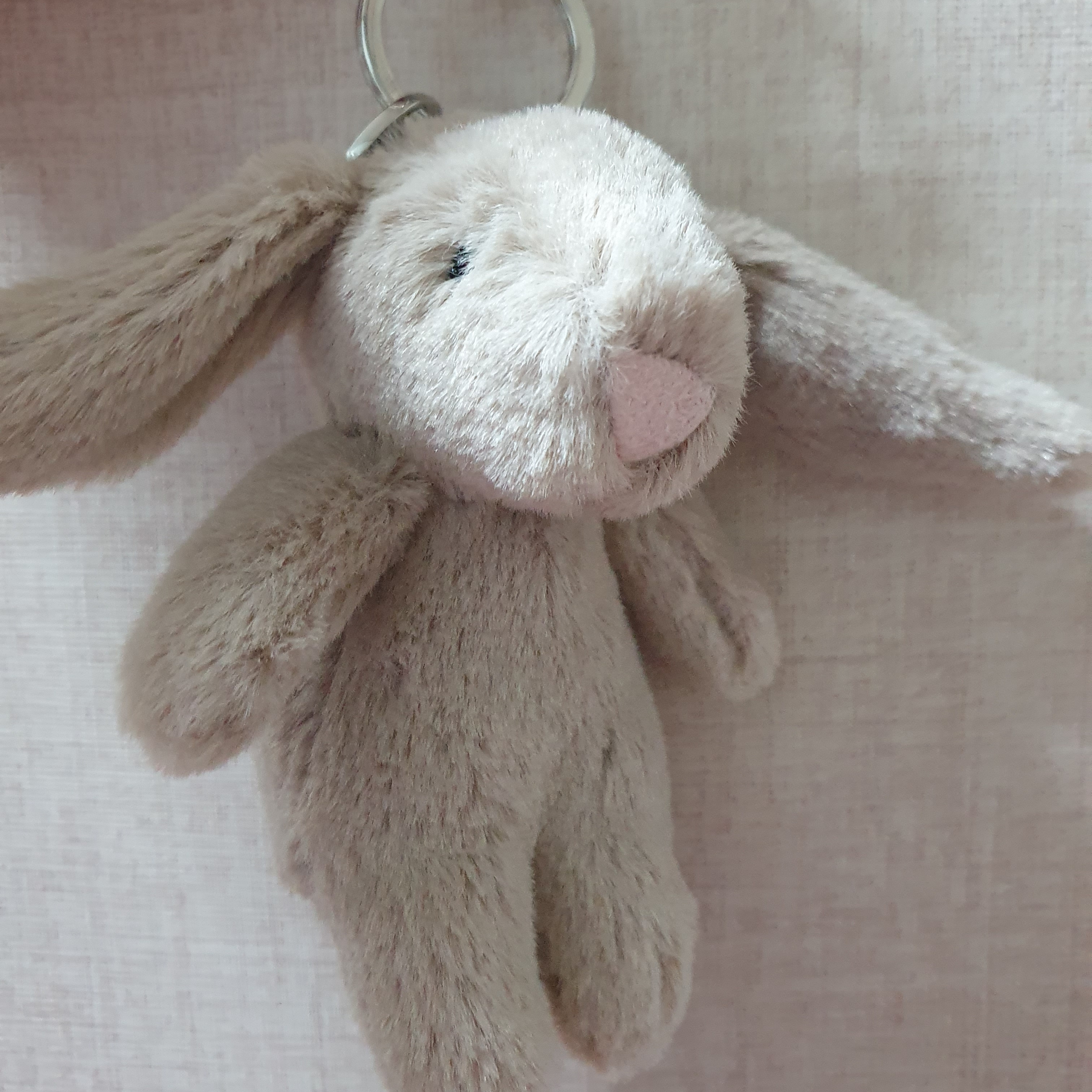 Jellycat Bashful Bunny Bag Charm Beige 착용 스타일