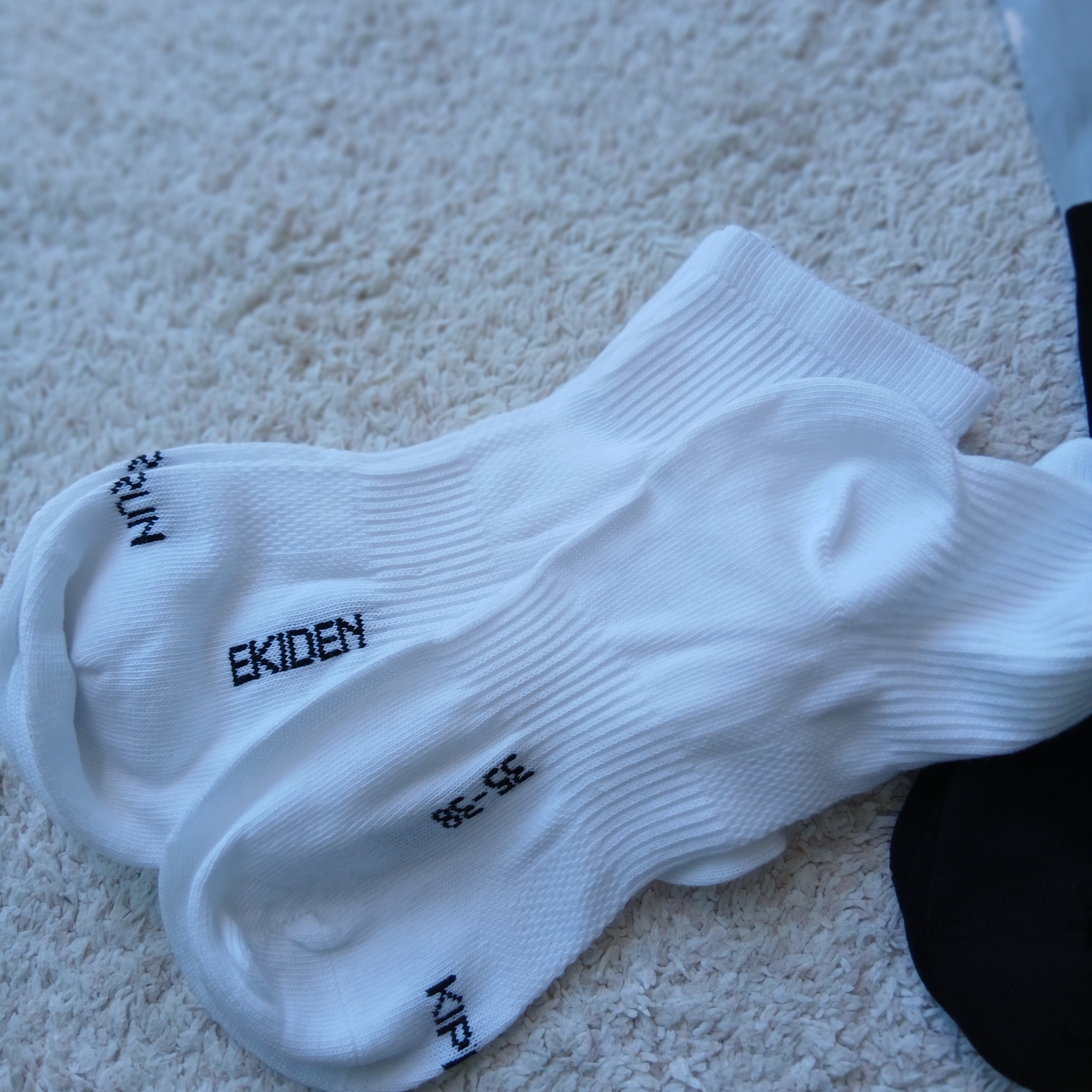 DECATHLON Running Mid-Cut Socks 2 Pairs Fine Run 500 Smoked Black, DECATHLON Running Low Socks 3 Pairs Run 100 Ultra White 착용 스타일 - 3