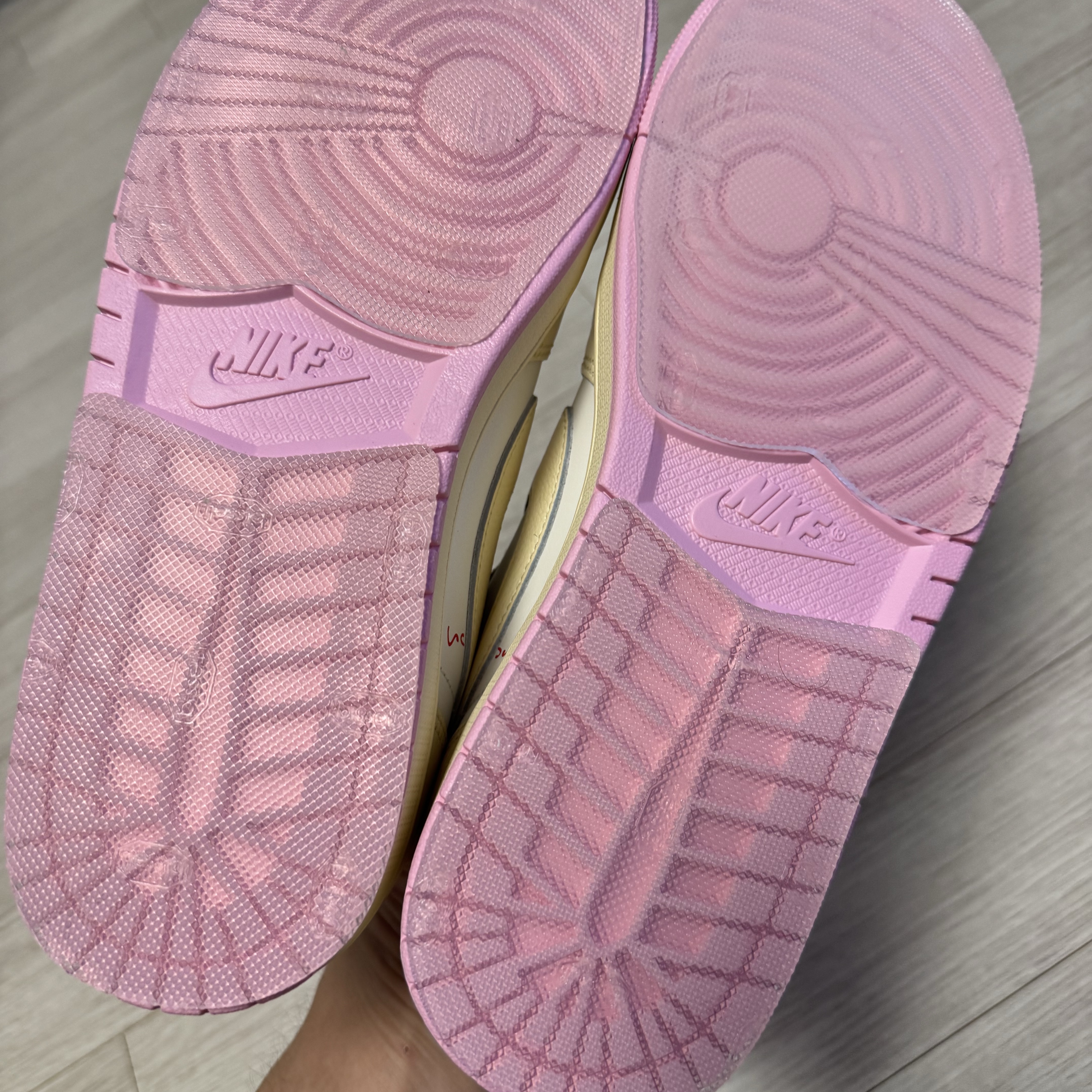 Jordan 1 x Travis Scott Retro Low OG SP Muslin Shy Pink 착용 스타일 - 2