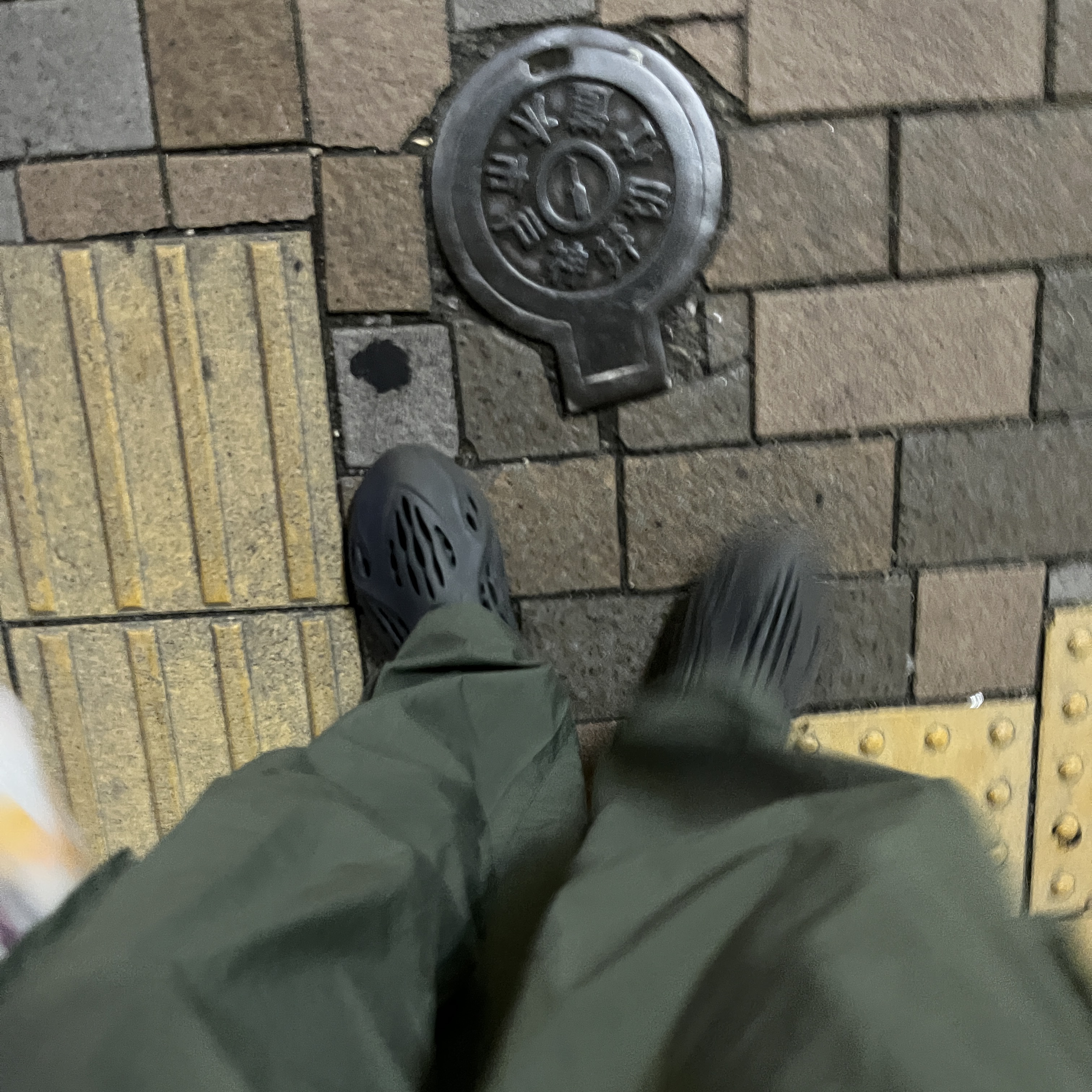 Adidas Yeezy Foam RNNR Carbon 착용 스타일