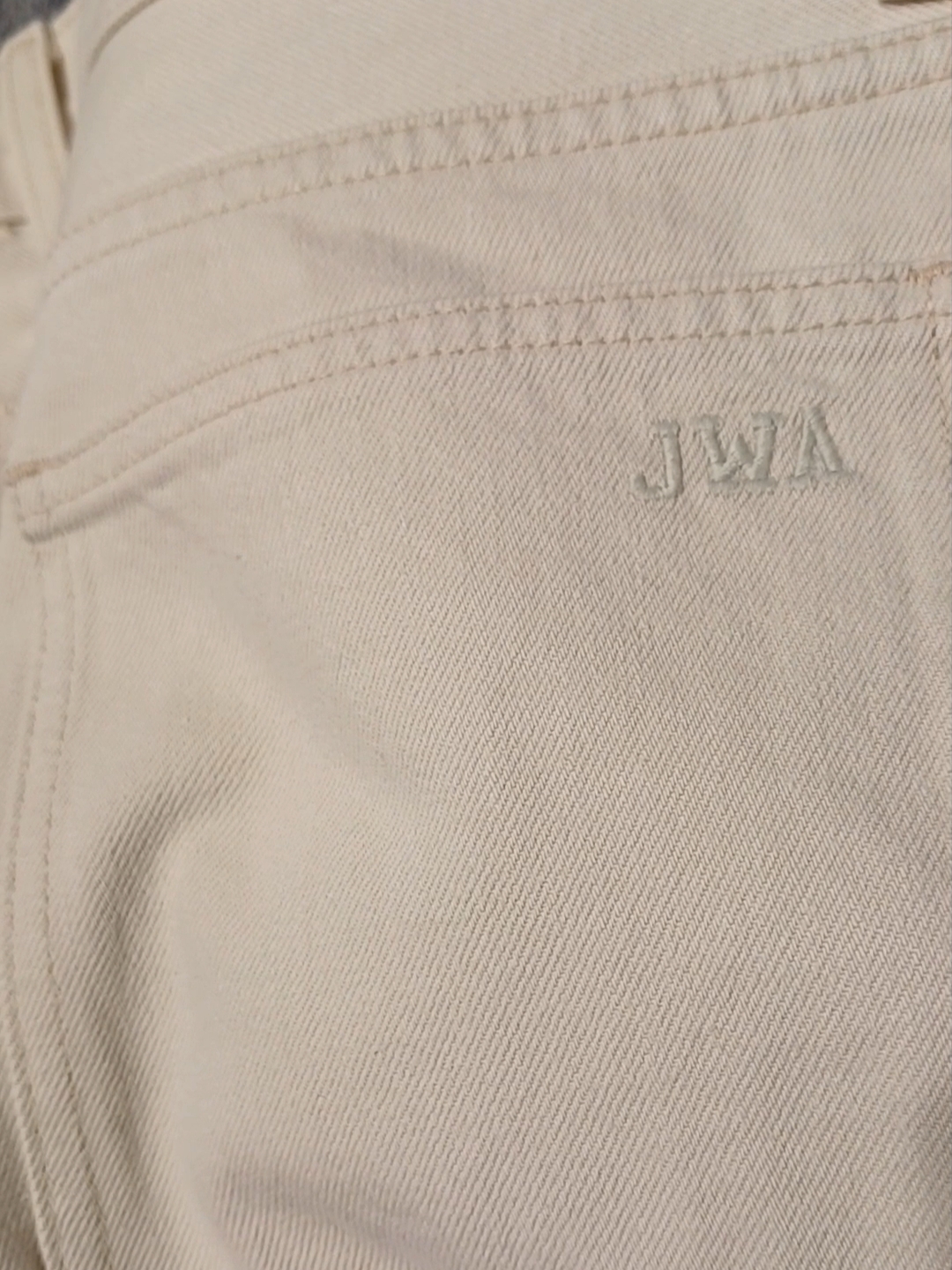 Uniqlo x JW Anderson Straight Jeans Natural 착용 스타일
