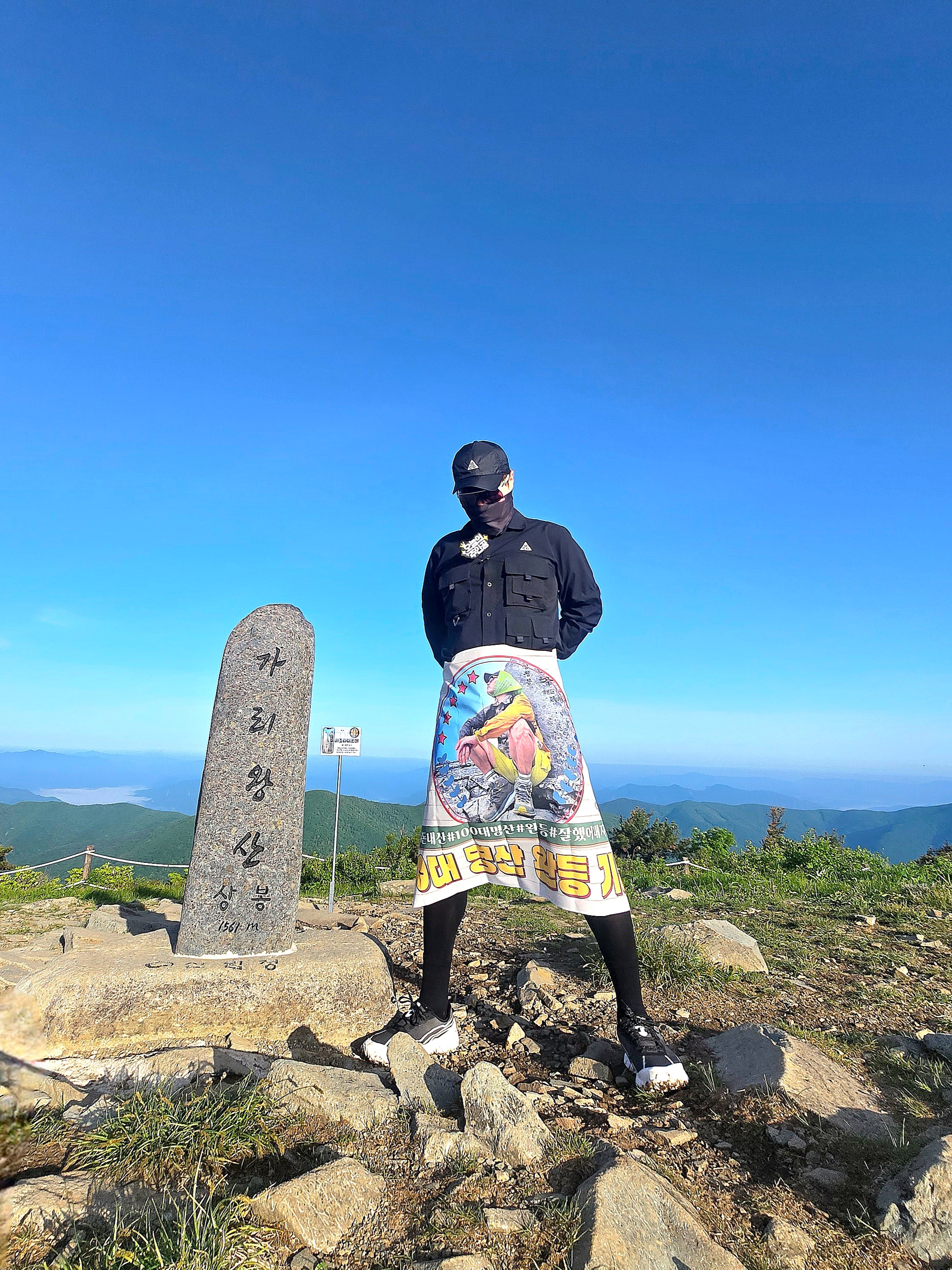 Nike ACG Dri-Fit UV Devastation Trail Shirt Black Summit White - Asia, Oakley Sutro Lite Matte White Frame Clear To Black Iridium Photochromic Lenses Low Bridge Fit 착용 스타일