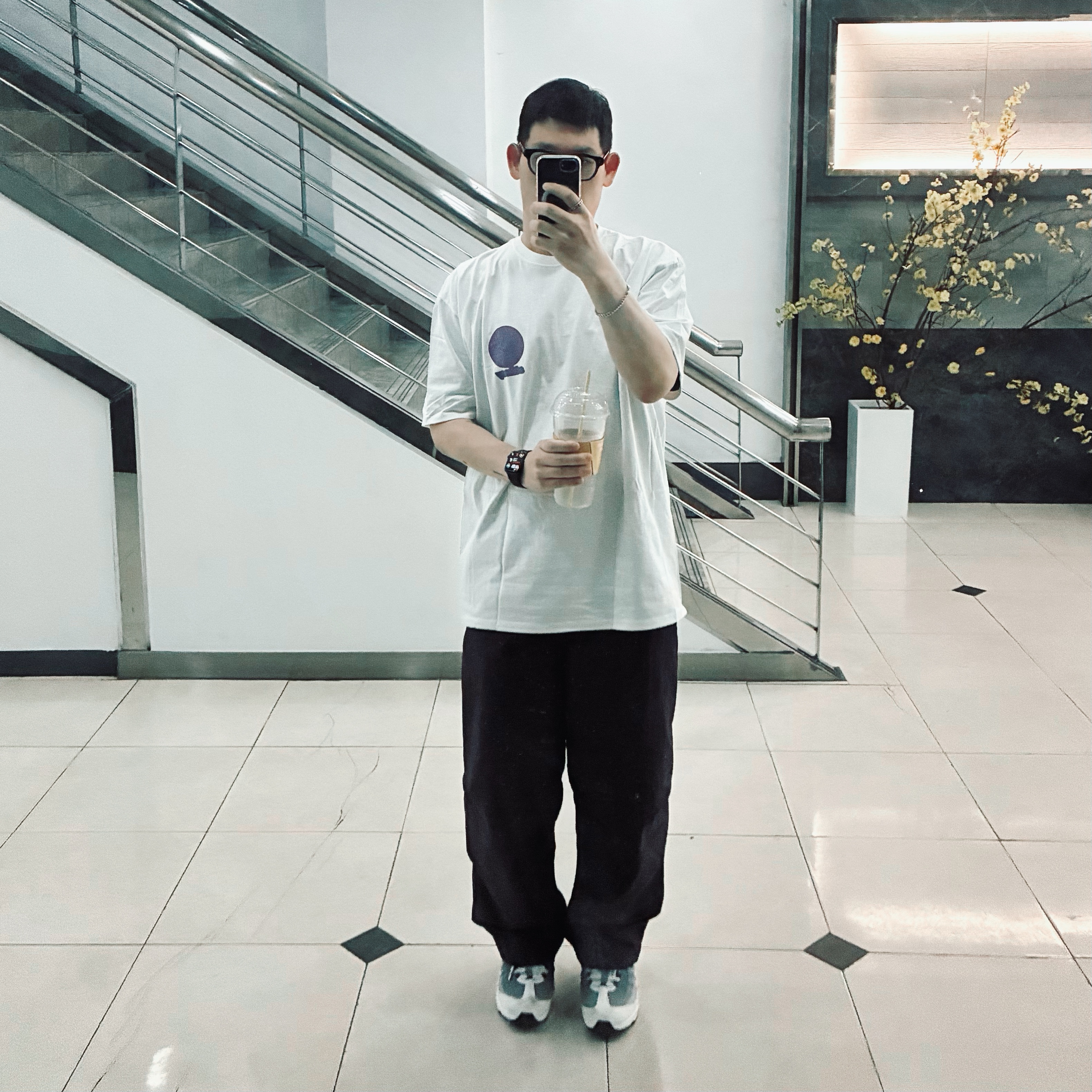 Stussy 8 Ball Grid T-Shirt White, (W) Nike Air Max 95 White Emerald Green 착용 스타일 - 1