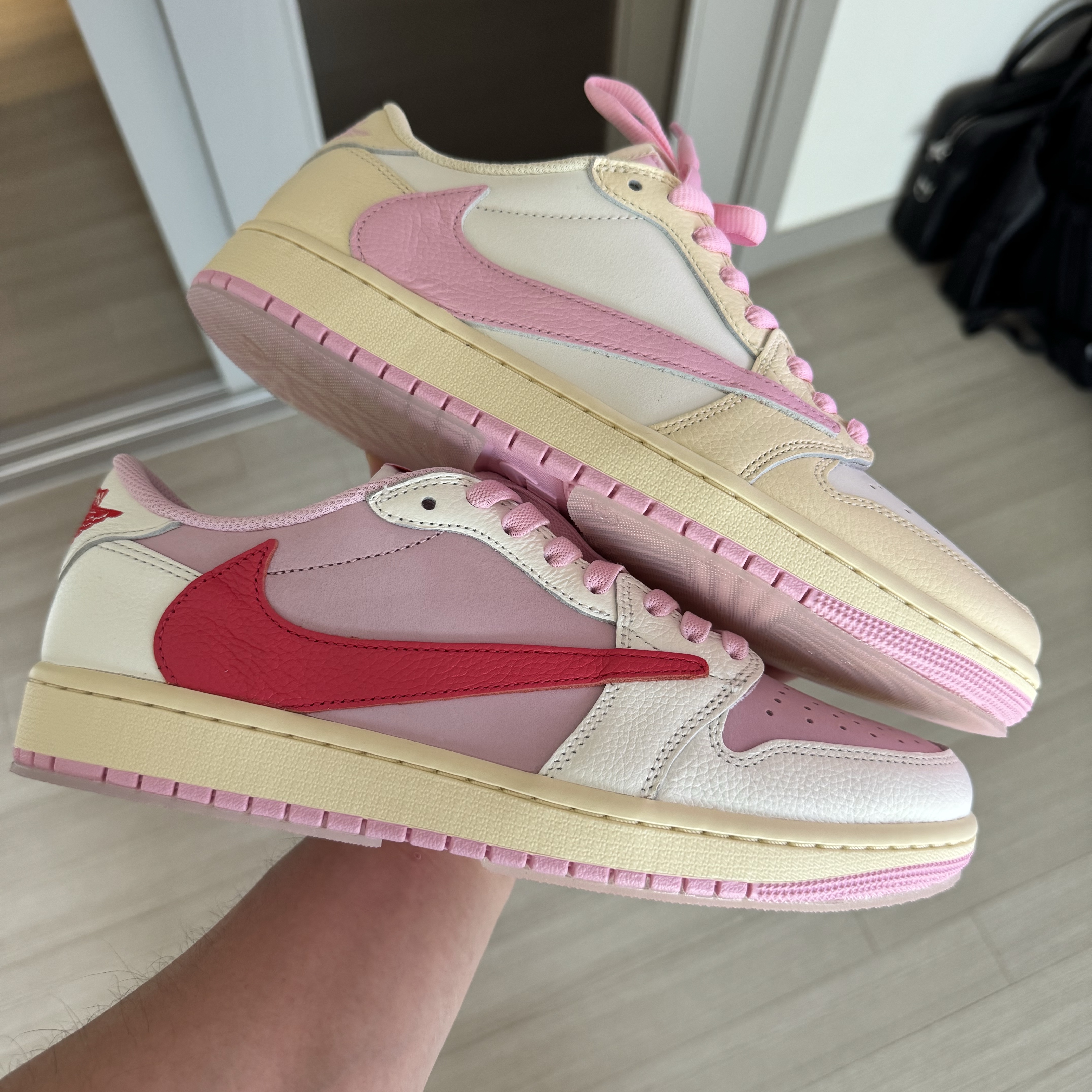 Jordan 1 x Travis Scott Retro Low OG SP Muslin Shy Pink 착용 스타일 - 6