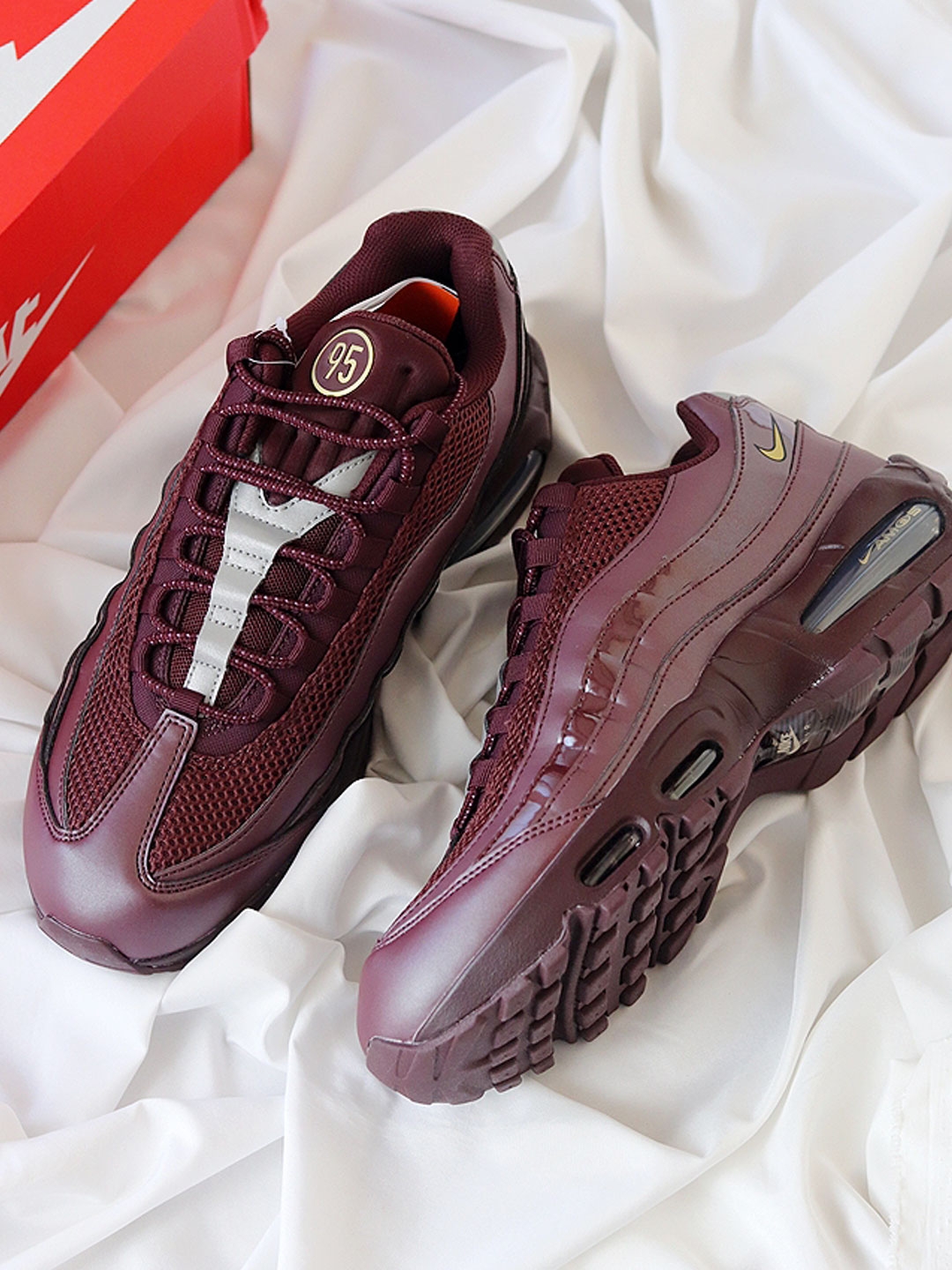 Nike Air Max 95 Big Bubble Total 90 Burgundy Crush Metallic Gold 착용 스타일 - 4