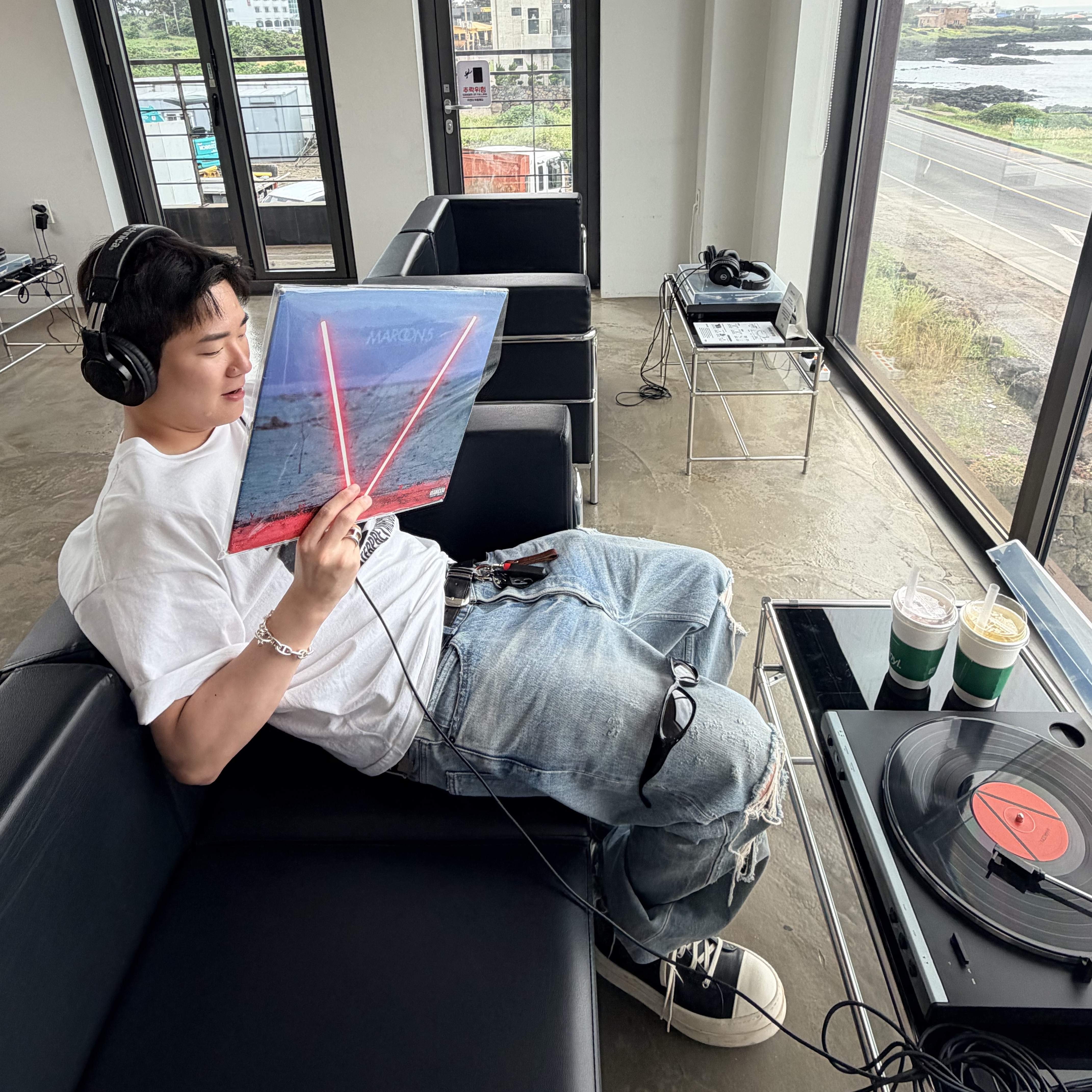 Celine Wesley Jeans In Westside Wash Denim Westside Wash Destroyed, Rick Owens Mega Bumper Sneakers Black Milk 착용 스타일 - 1