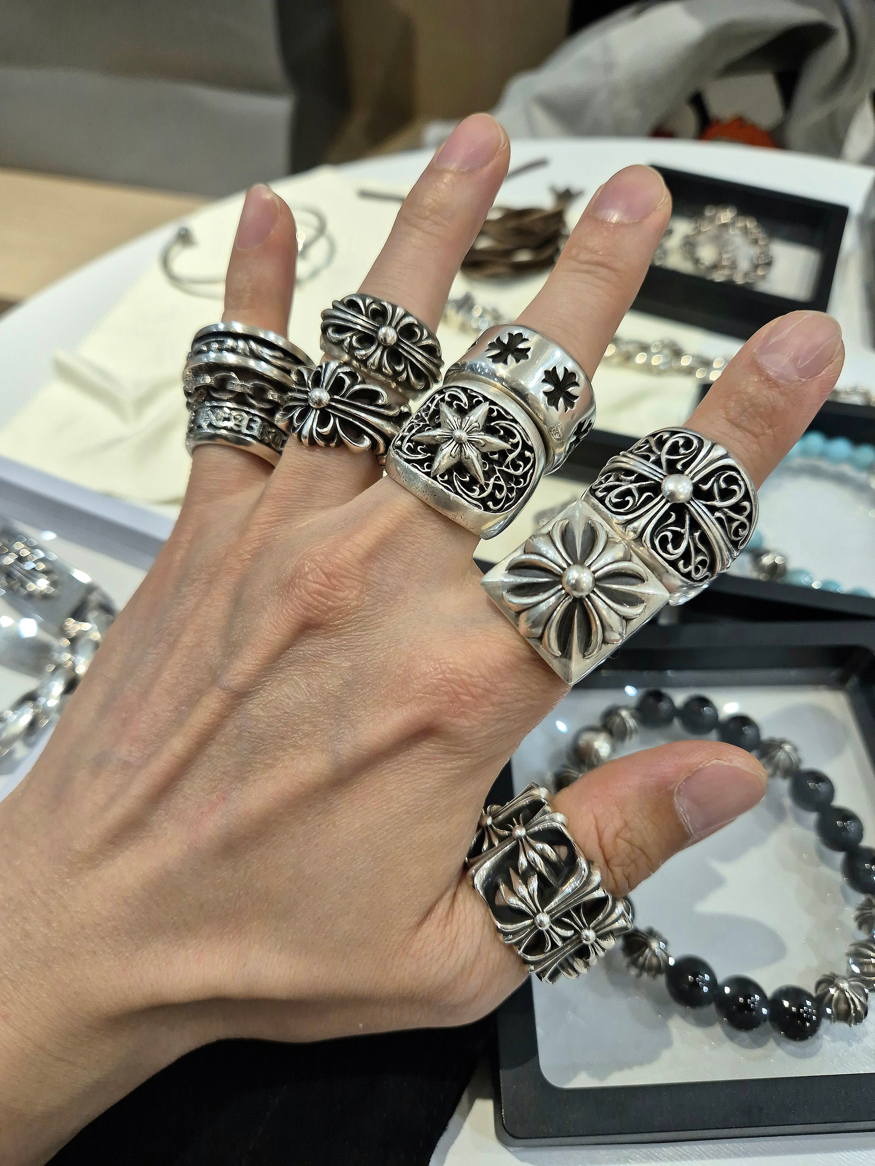 Hansroom Chrome Hearts Floral Cross Ring 착용 스타일 - 1