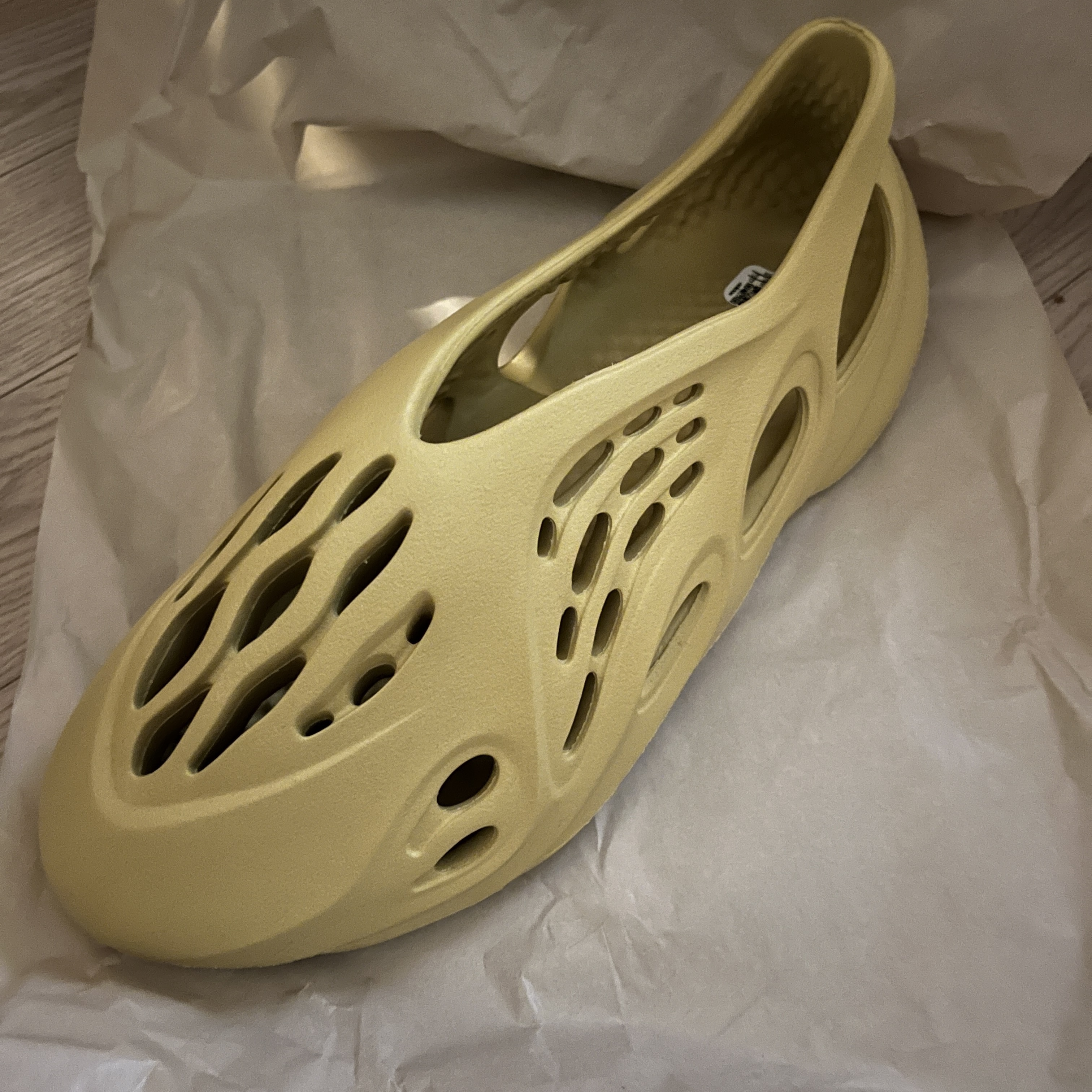 Adidas Yeezy Foam RNNR Sulfur 착용 스타일