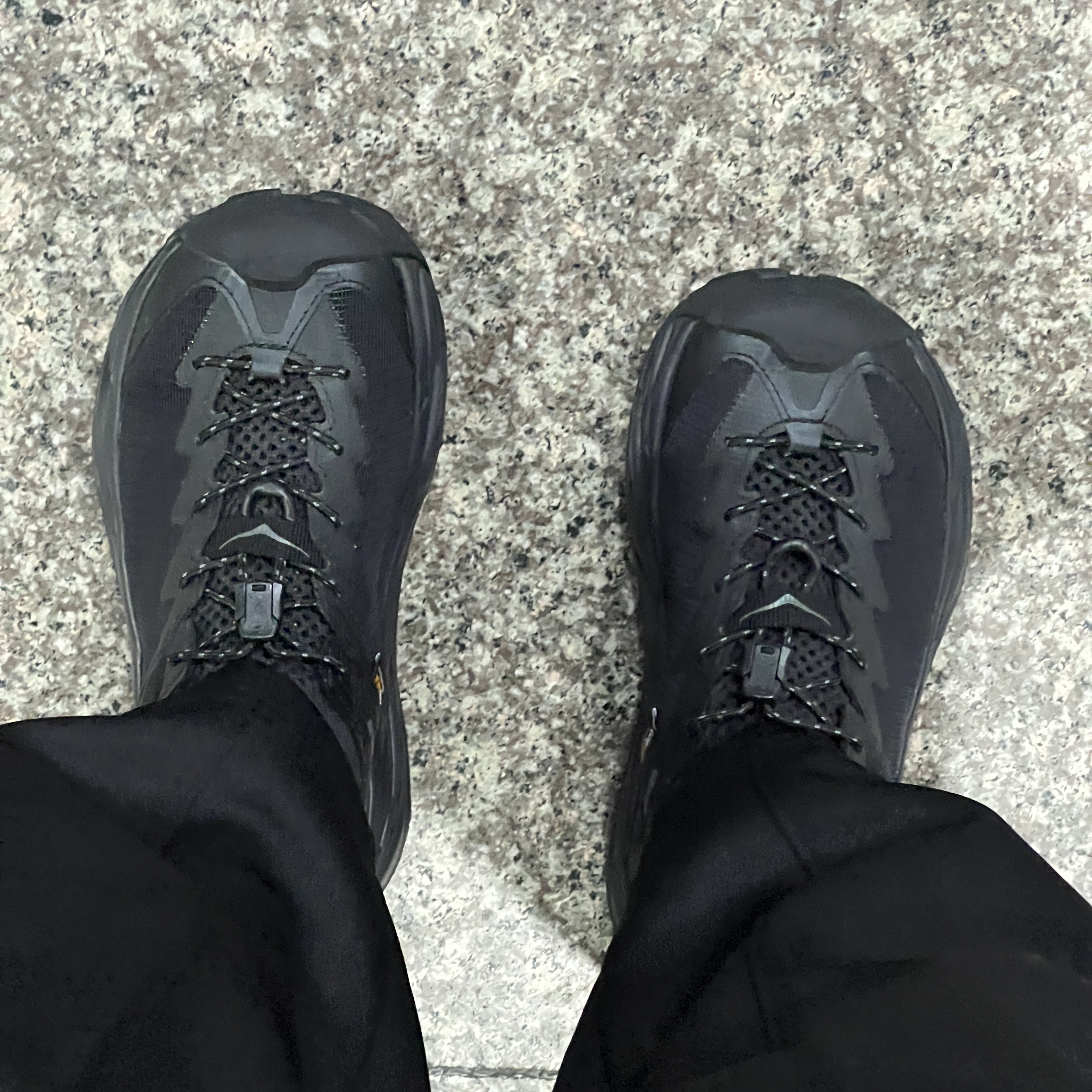 (W) Hoka Hopara 2 Black 착용 스타일 - 1
