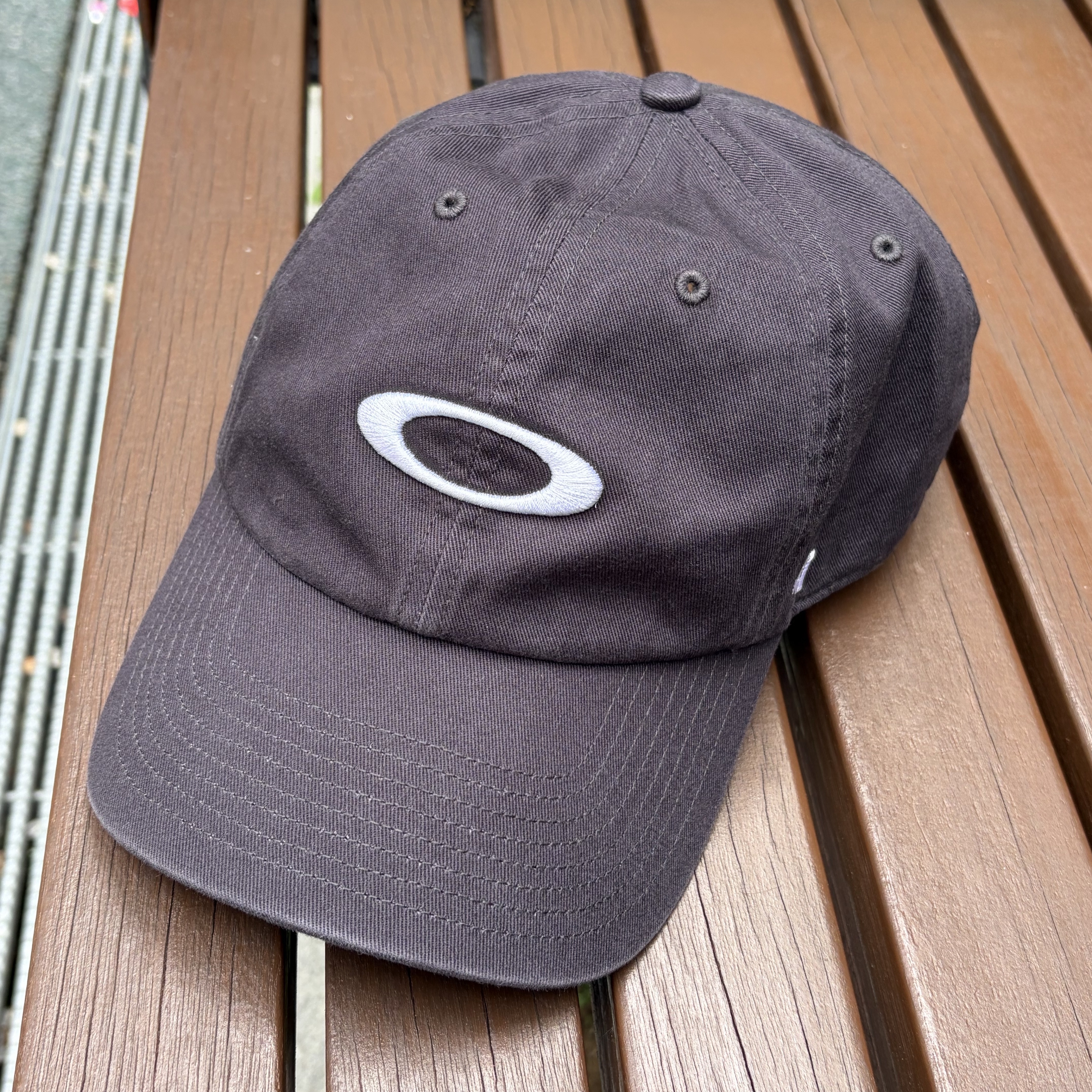 Oakley Remix Dad Hat Blackout 착용 스타일