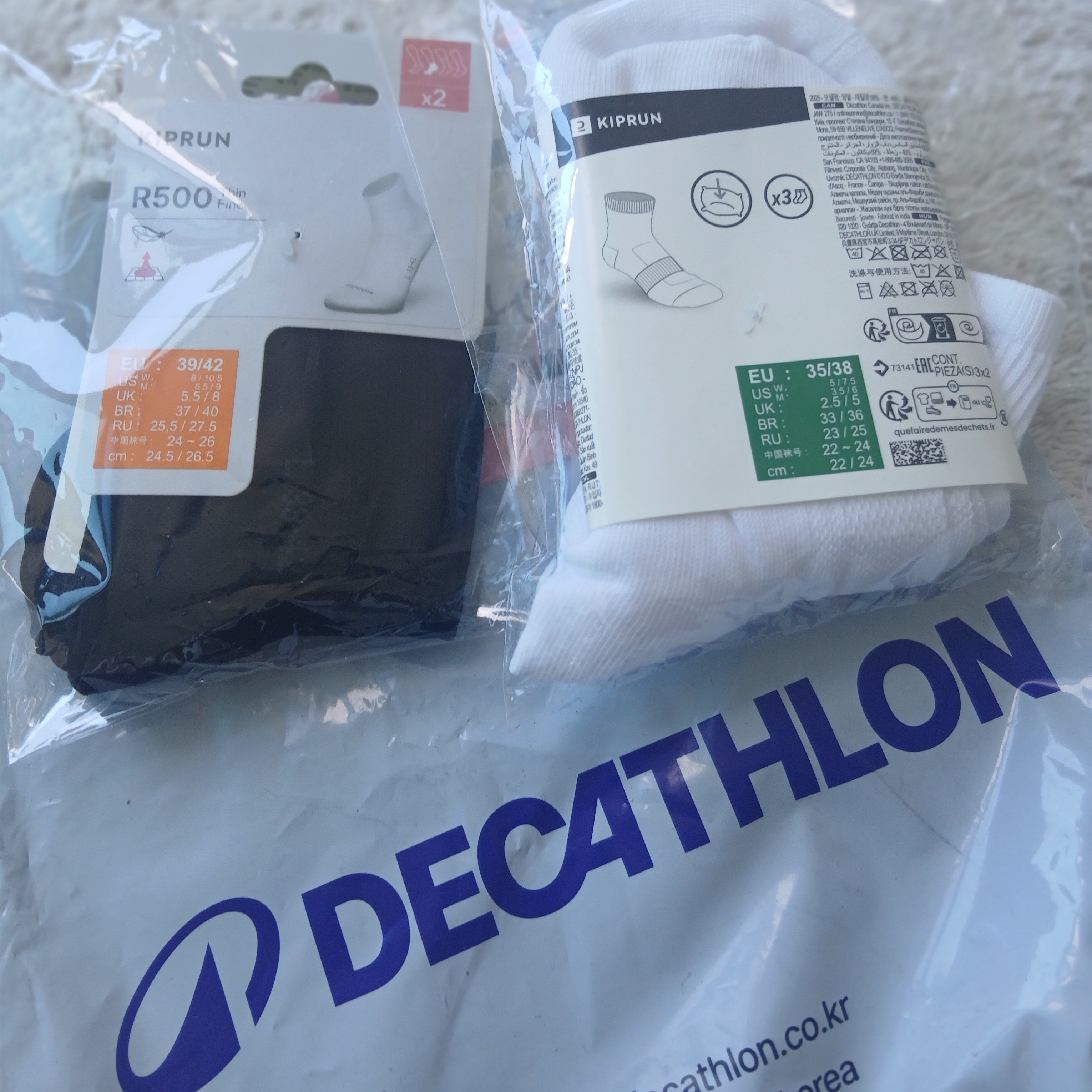 DECATHLON Running Mid-Cut Socks 2 Pairs Fine Run 500 Smoked Black, DECATHLON Running Low Socks 3 Pairs Run 100 Ultra White 착용 스타일 - 1