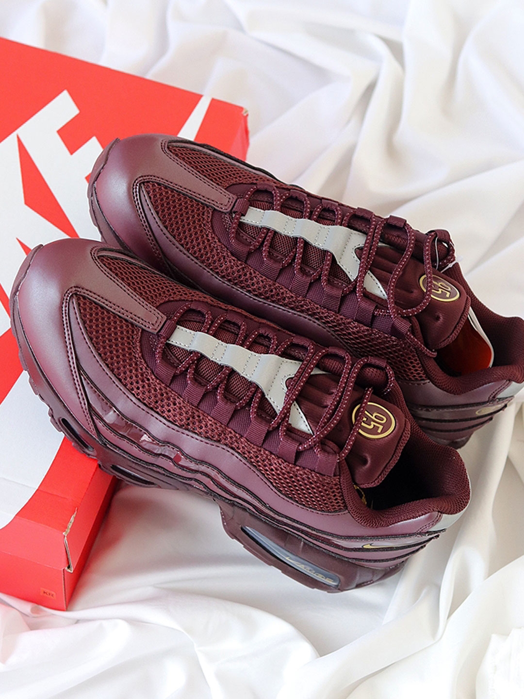 Nike Air Max 95 Big Bubble Total 90 Burgundy Crush Metallic Gold 착용 스타일 - 2
