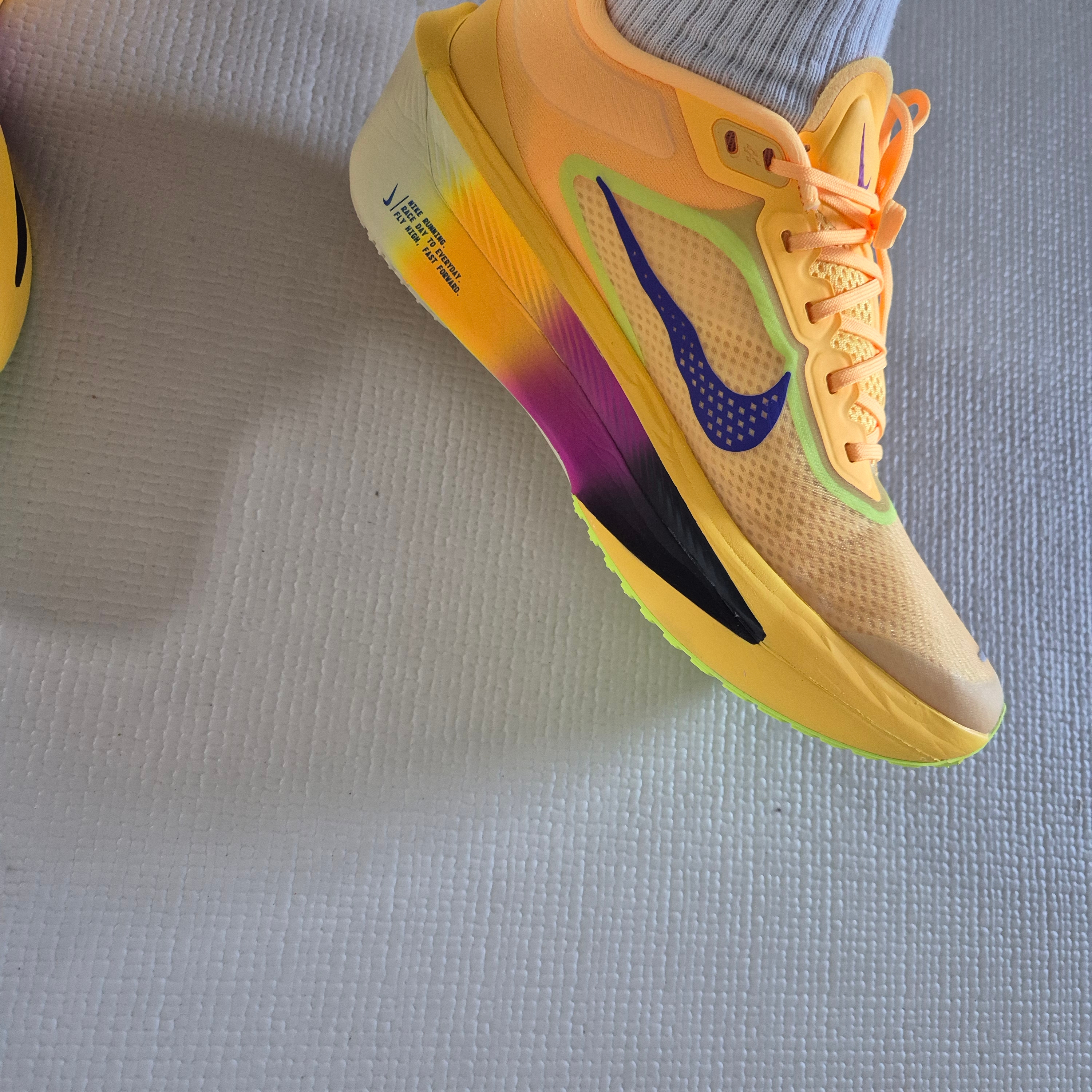 Nike Zoom Fly 6 Citron Pulse Indigo Burst 착용 스타일 - 3