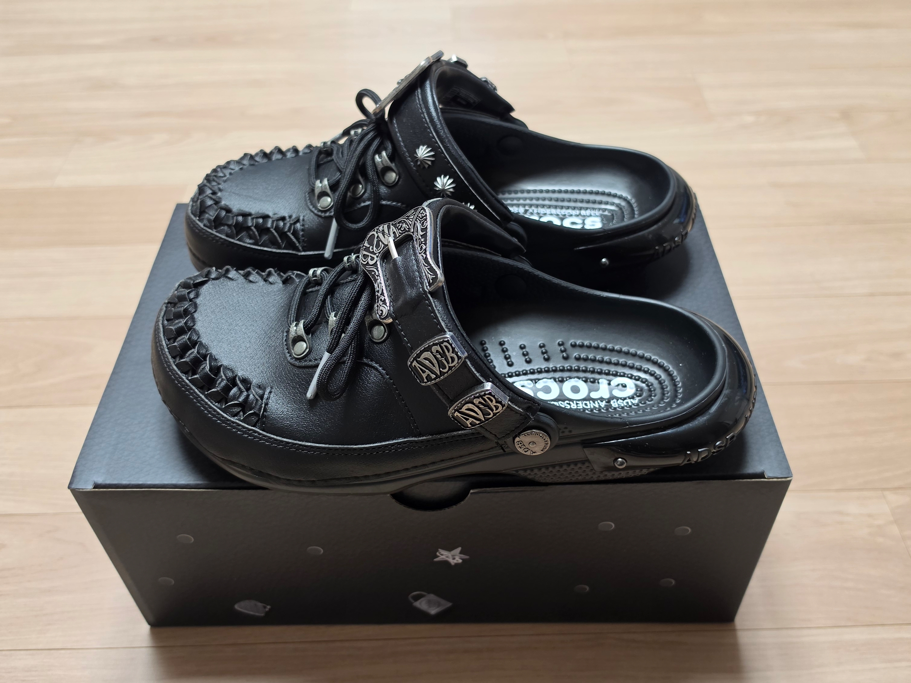 Crocs x Andersson Bell Classic Clog Black 착용 스타일 - 2