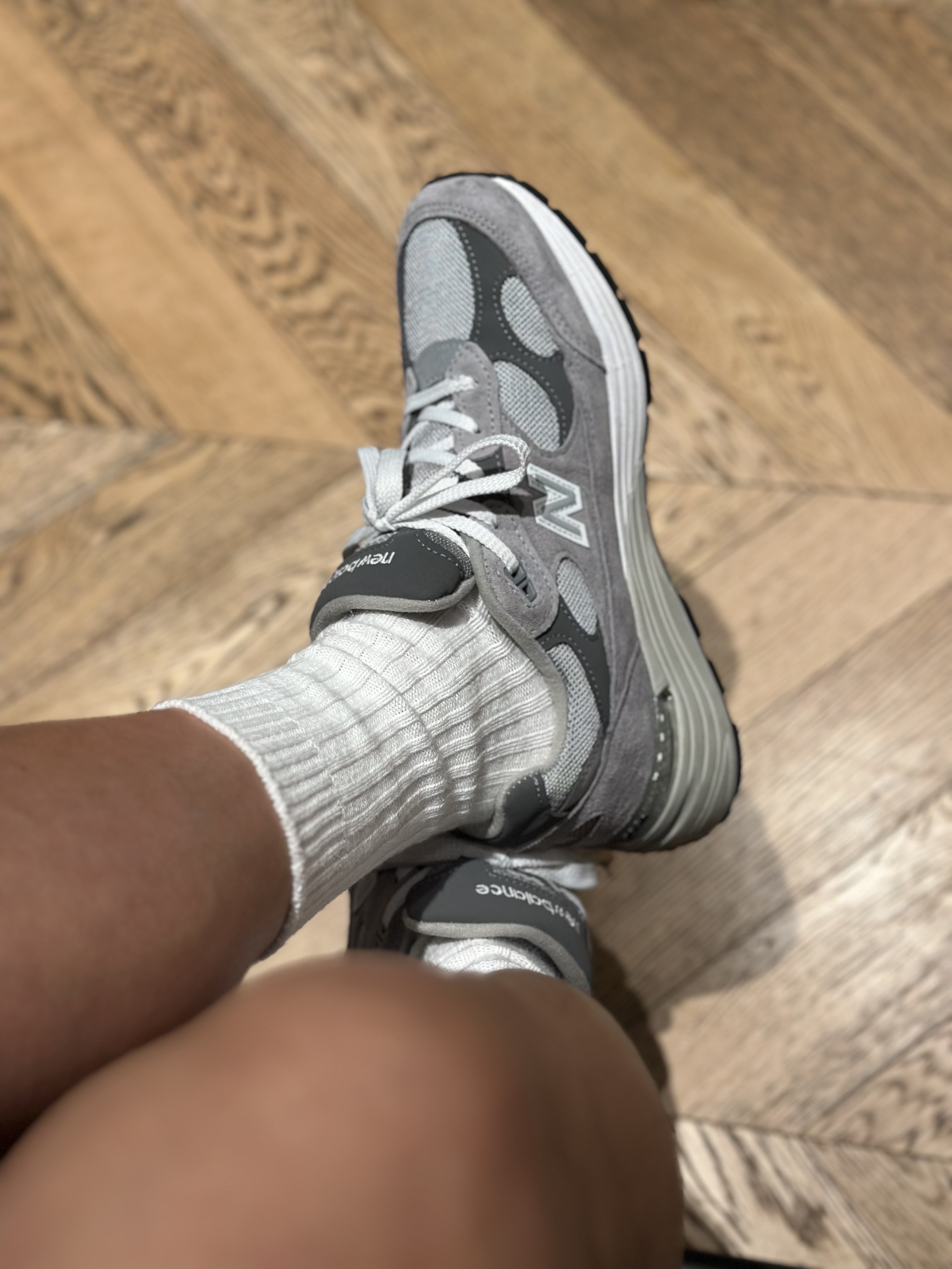 New Balance 992 Made in USA Core Grey Silver Metallic 착용 스타일