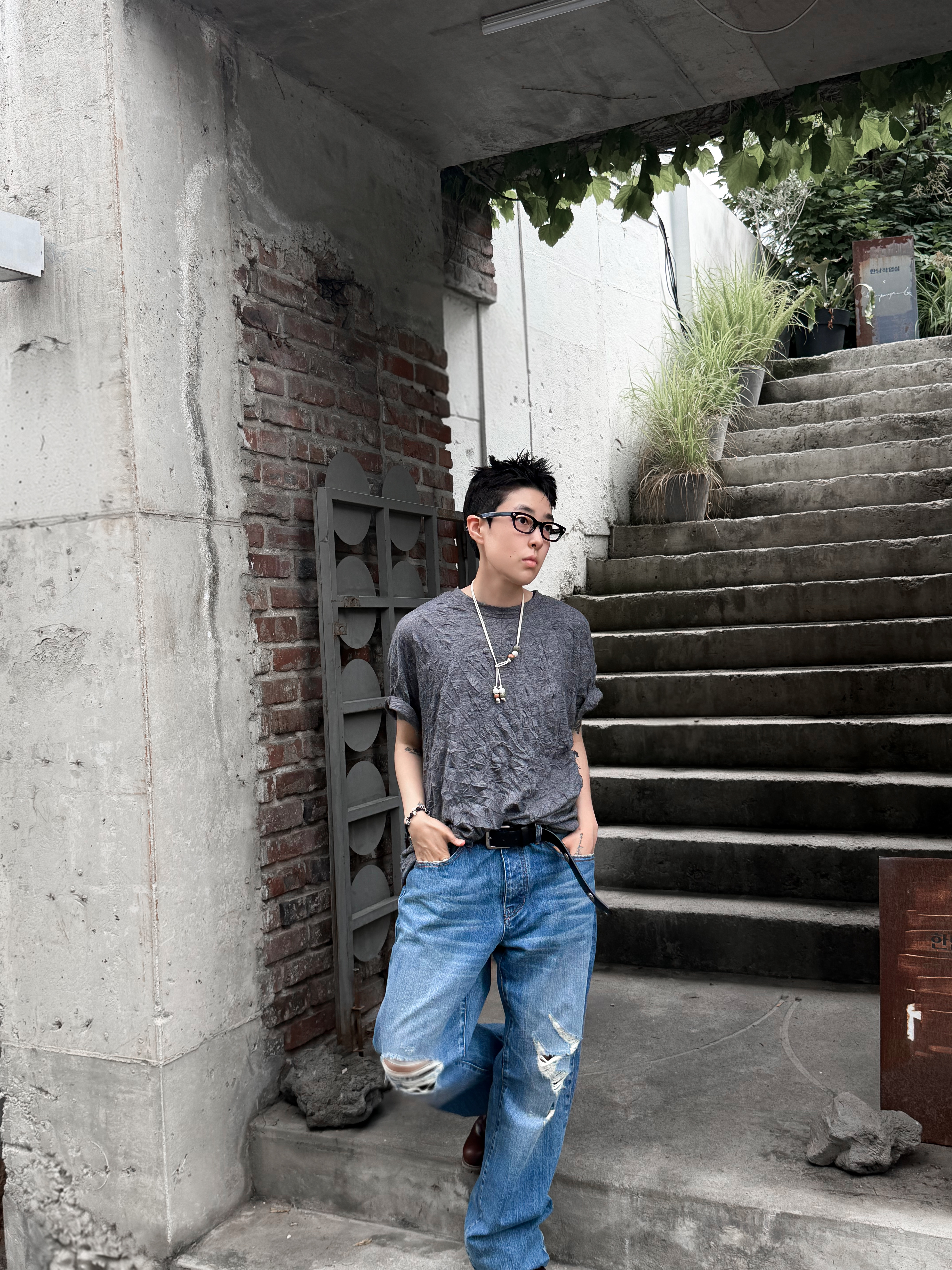 Hono Report Rope Necklace Ivory, Khak. Crinkle T-Shirt In Cotton / Polyester Charcoal 착용 스타일 - 1