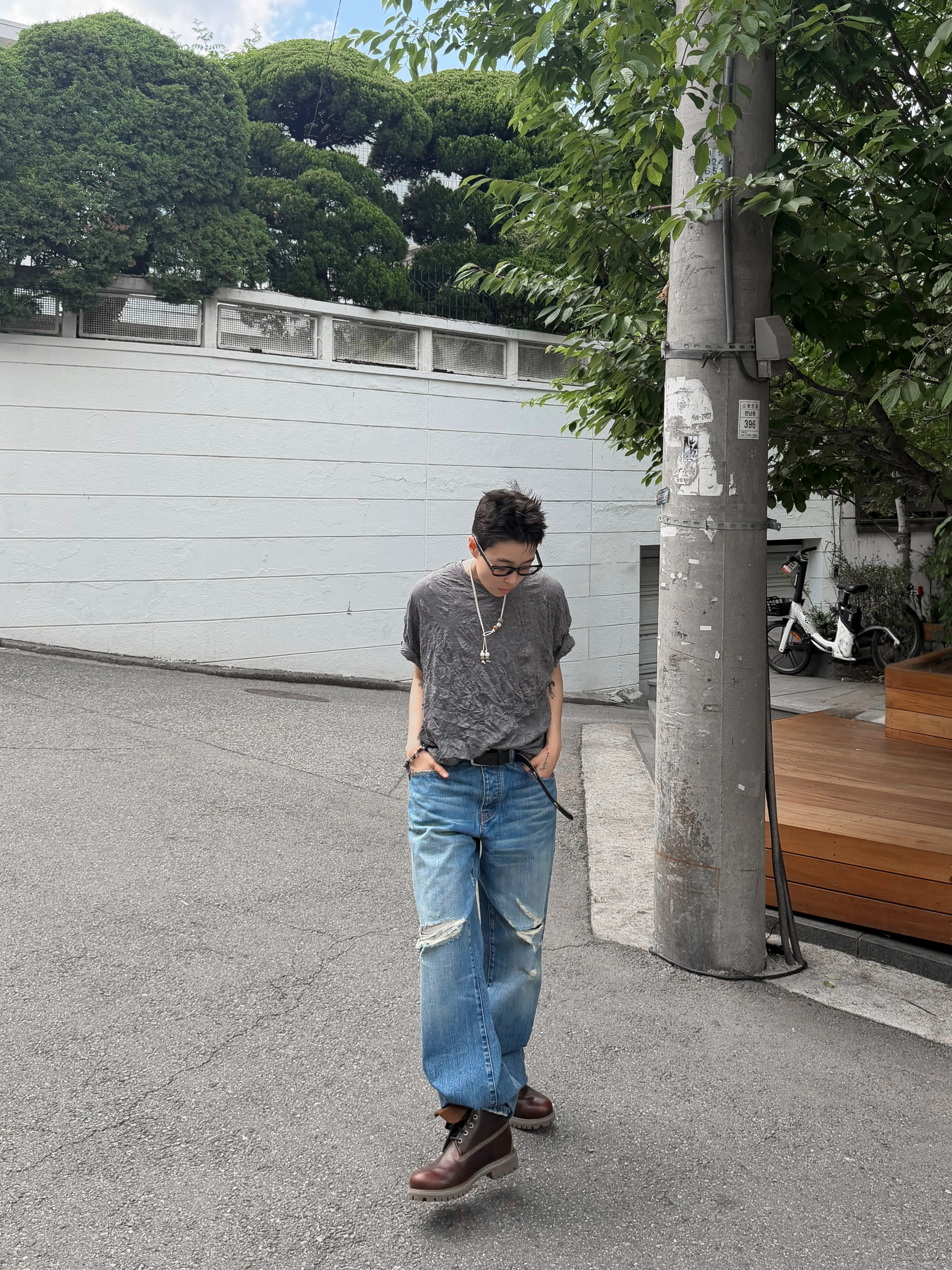 Hono Report Rope Necklace Ivory, Khak. Crinkle T-Shirt In Cotton / Polyester Charcoal 착용 스타일 - 2