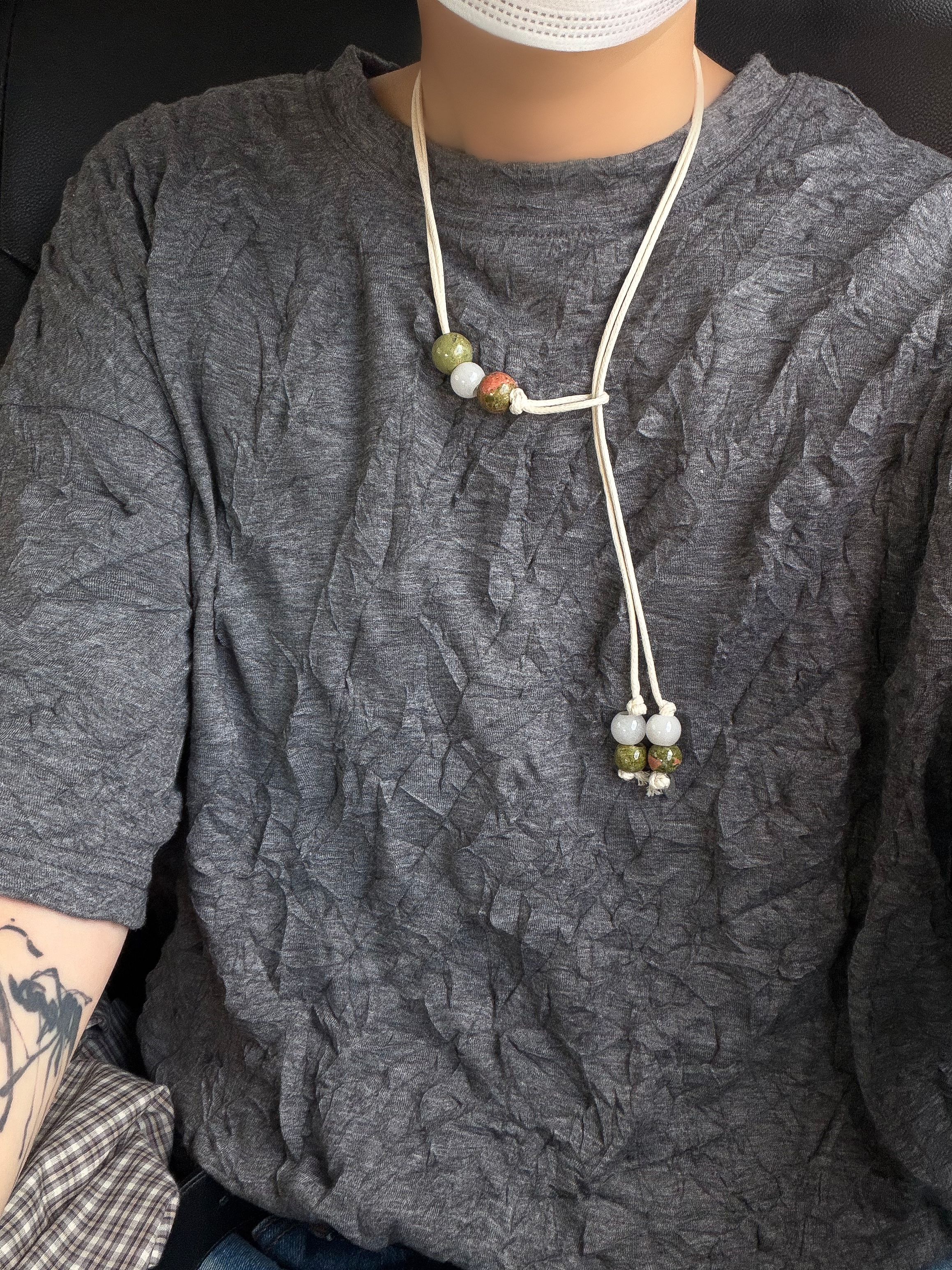 Hono Report Rope Necklace Ivory, Khak. Crinkle T-Shirt In Cotton / Polyester Charcoal 착용 스타일 - 3