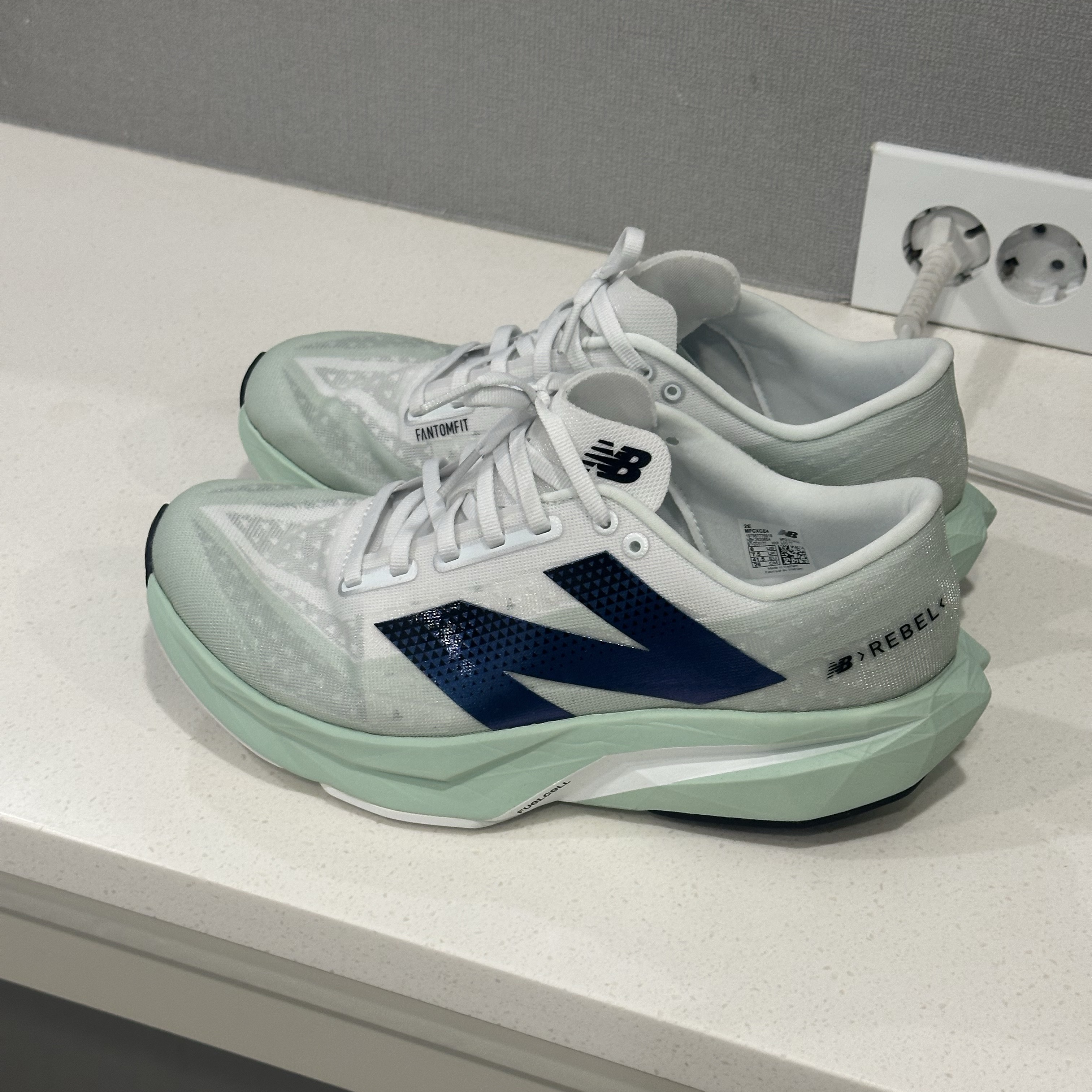 New Balance FuelCell Rebel v4 Clay Ash White - 2E Wide 착용 스타일 - 1