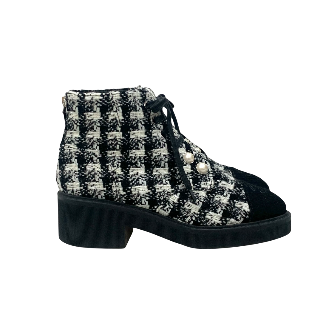 샤넬 트위드 진주 레이스업 앵클 부츠(Chanel Tweed Pearl Lace-Up Ankle Boots)