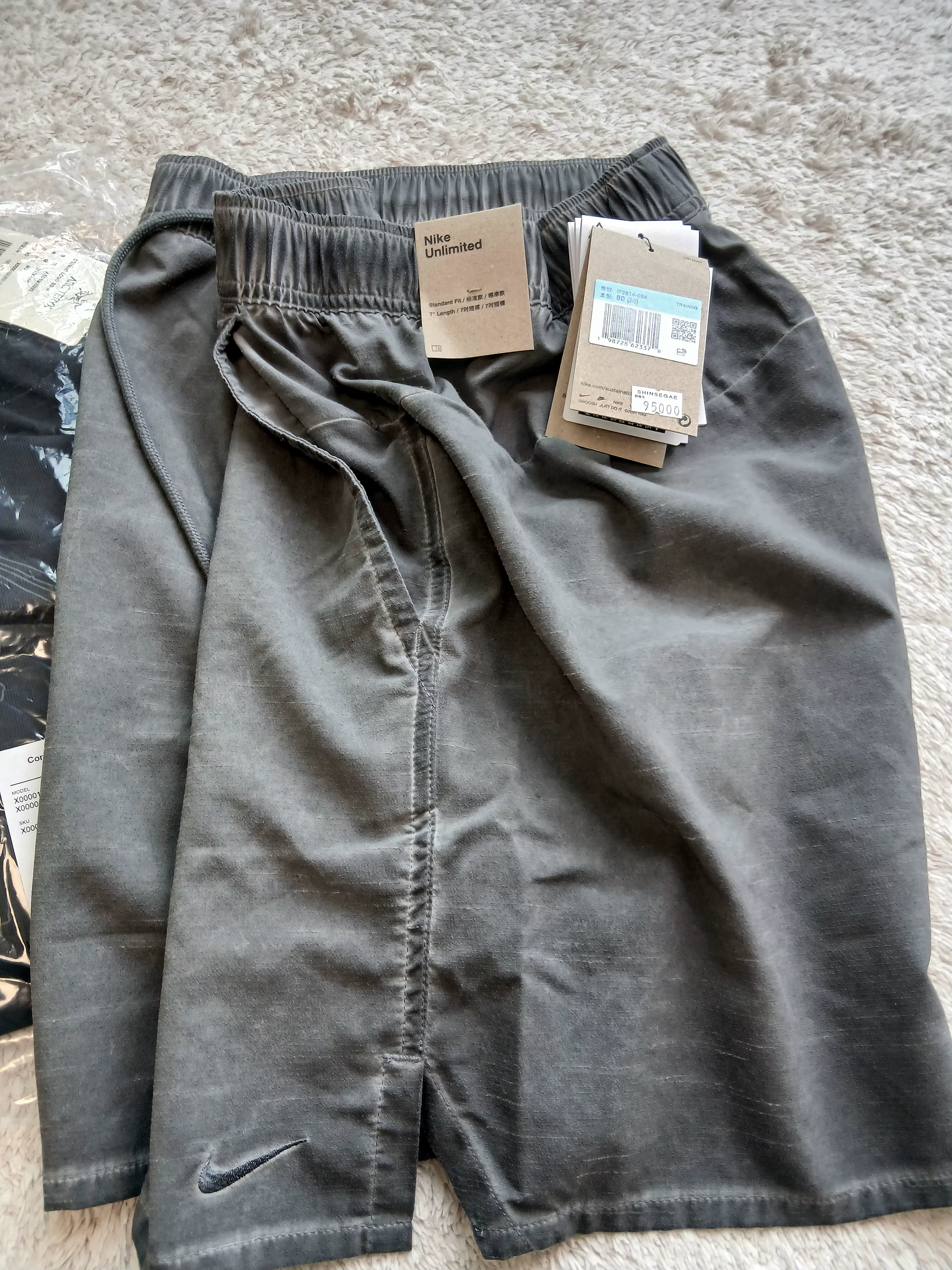 Nike N.A.C. Unlimited 7 Inch Training Shorts Smoke Grey (IF2814-084) 착용 스타일 - 4