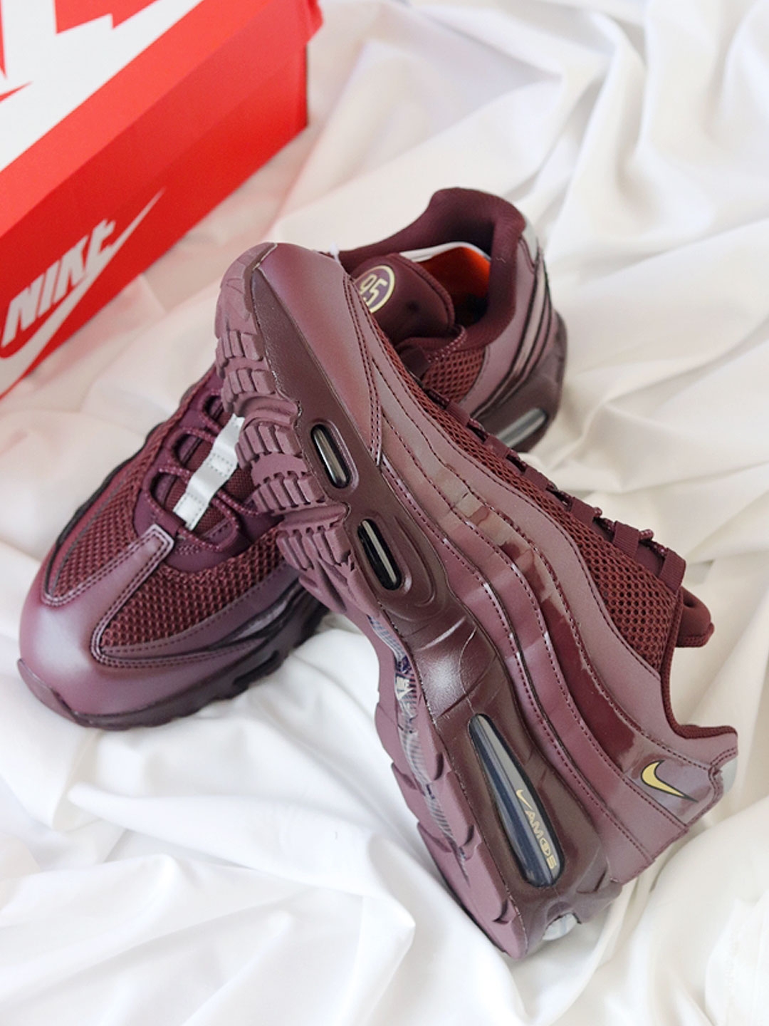 Nike Air Max 95 Big Bubble Total 90 Burgundy Crush Metallic Gold 착용 스타일 - 3