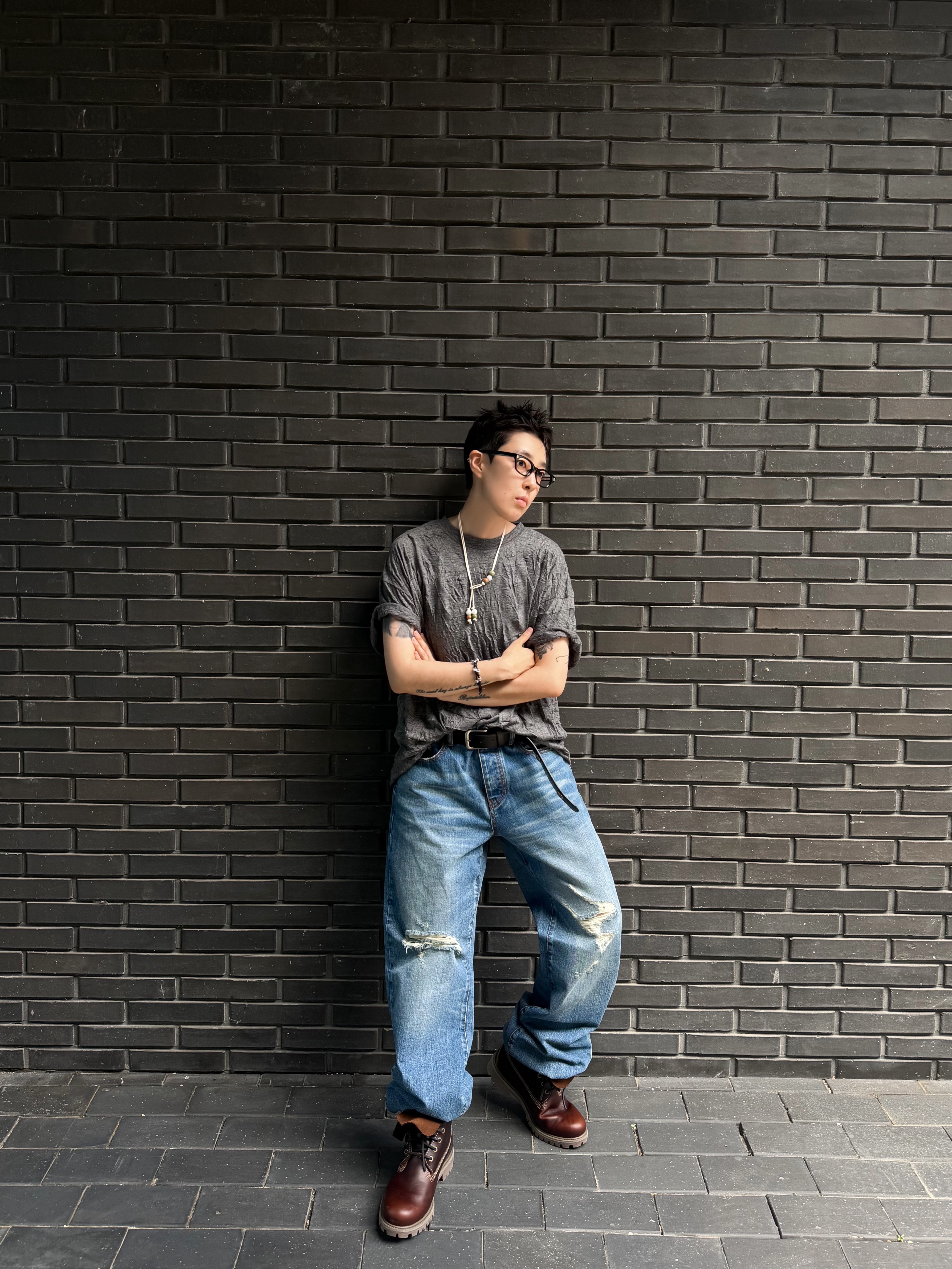 Hono Report Rope Necklace Ivory, Khak. Crinkle T-Shirt In Cotton / Polyester Charcoal 착용 스타일 - 6