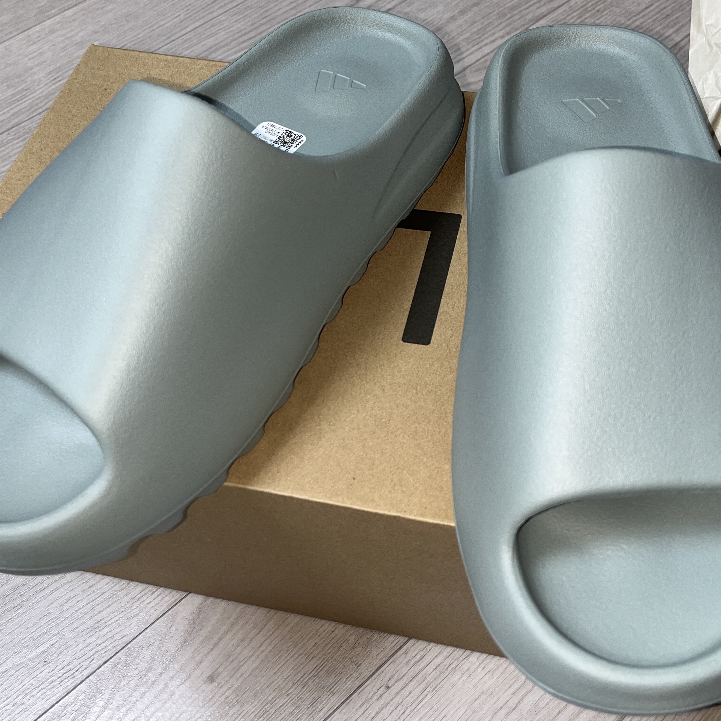 Adidas Yeezy Slide Salt 착용 스타일
