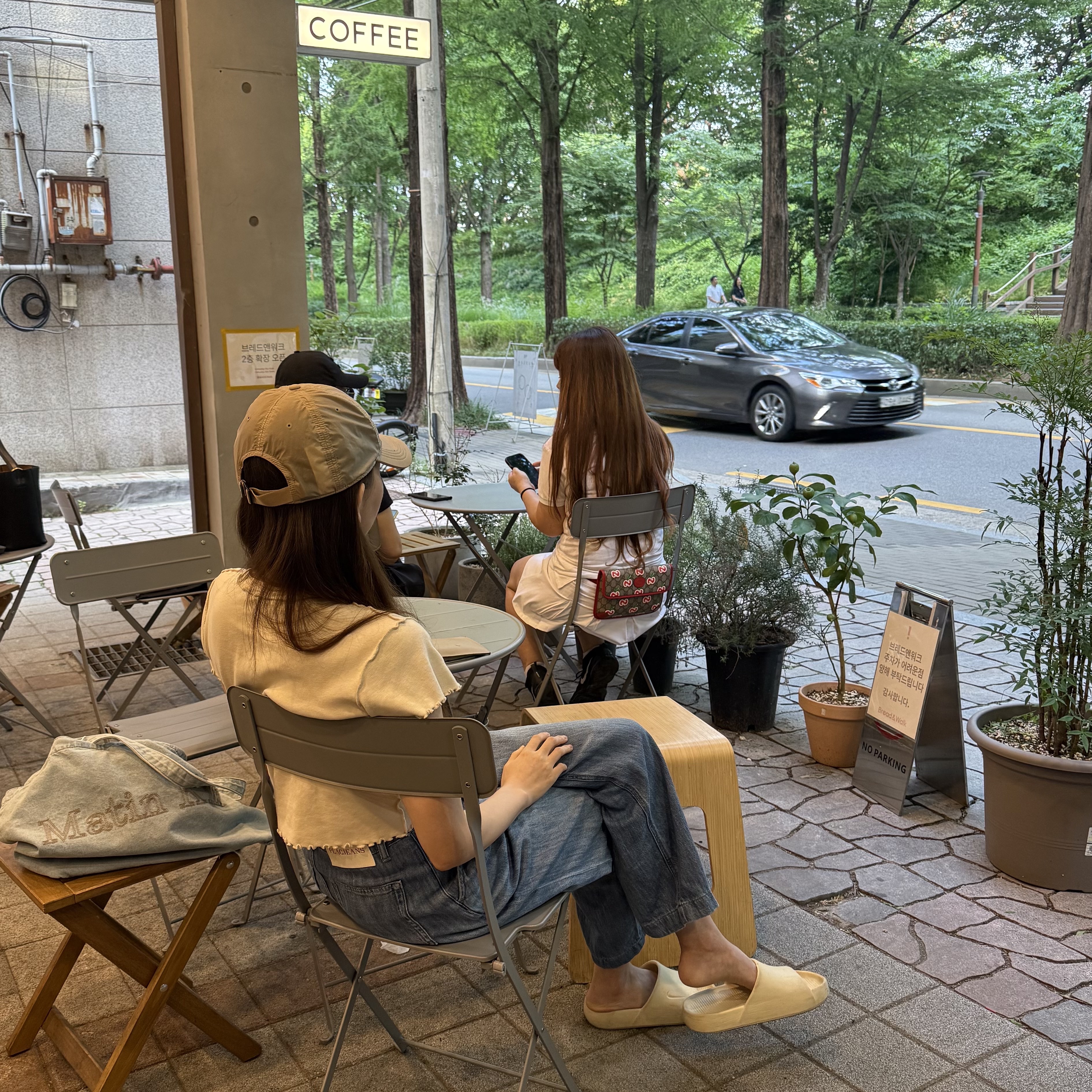 Matin Kim Stitch Denim Shoulder Bag In Sky 착용 스타일