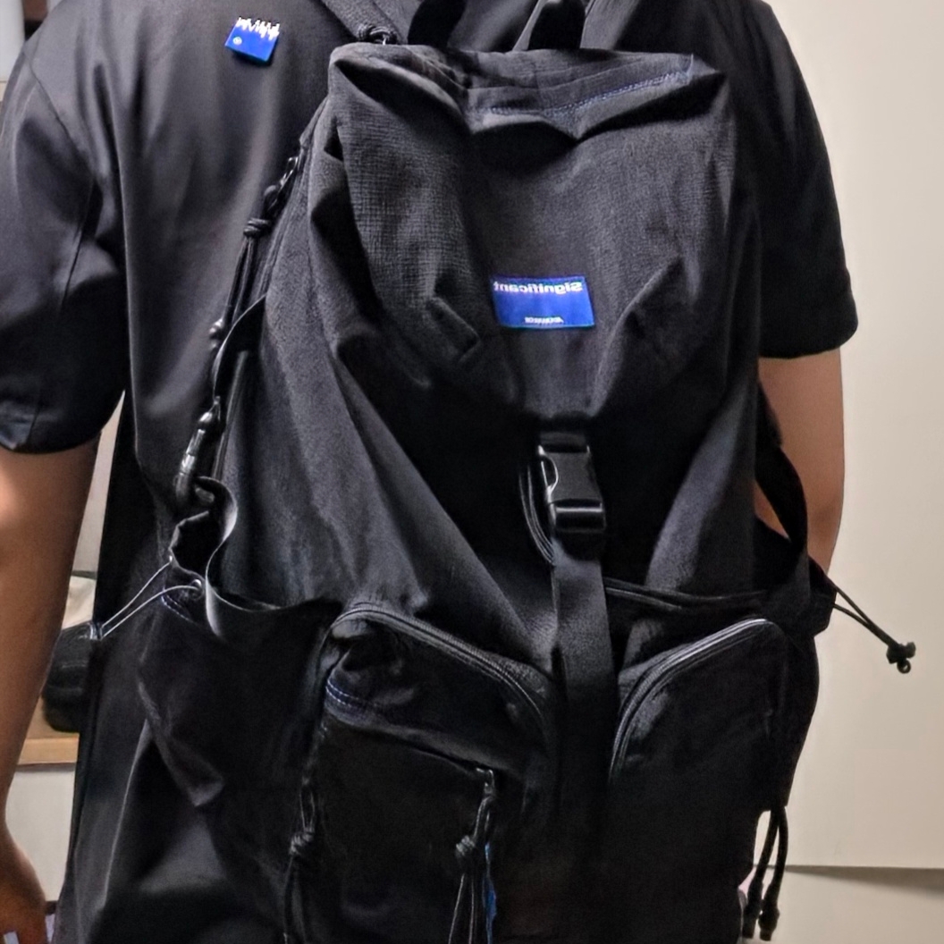 Ader Error Significant Tag Backpack 01 Noir, Ader Error Sig; TRS/BL Tag T-Shirt 01 Black 착용 스타일