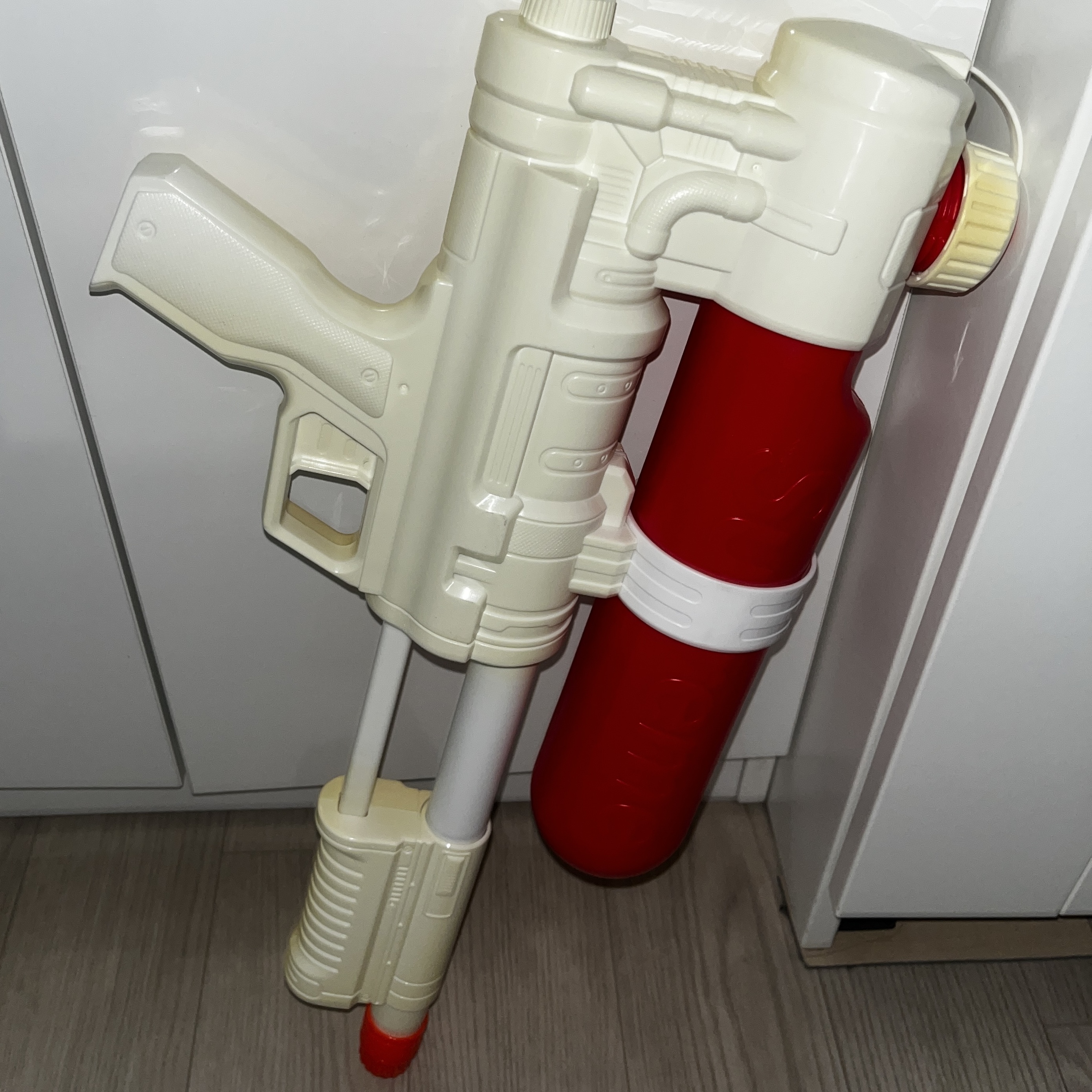 Supreme x Super Soaker 50 Water Blaster White - 19SS 착용 스타일