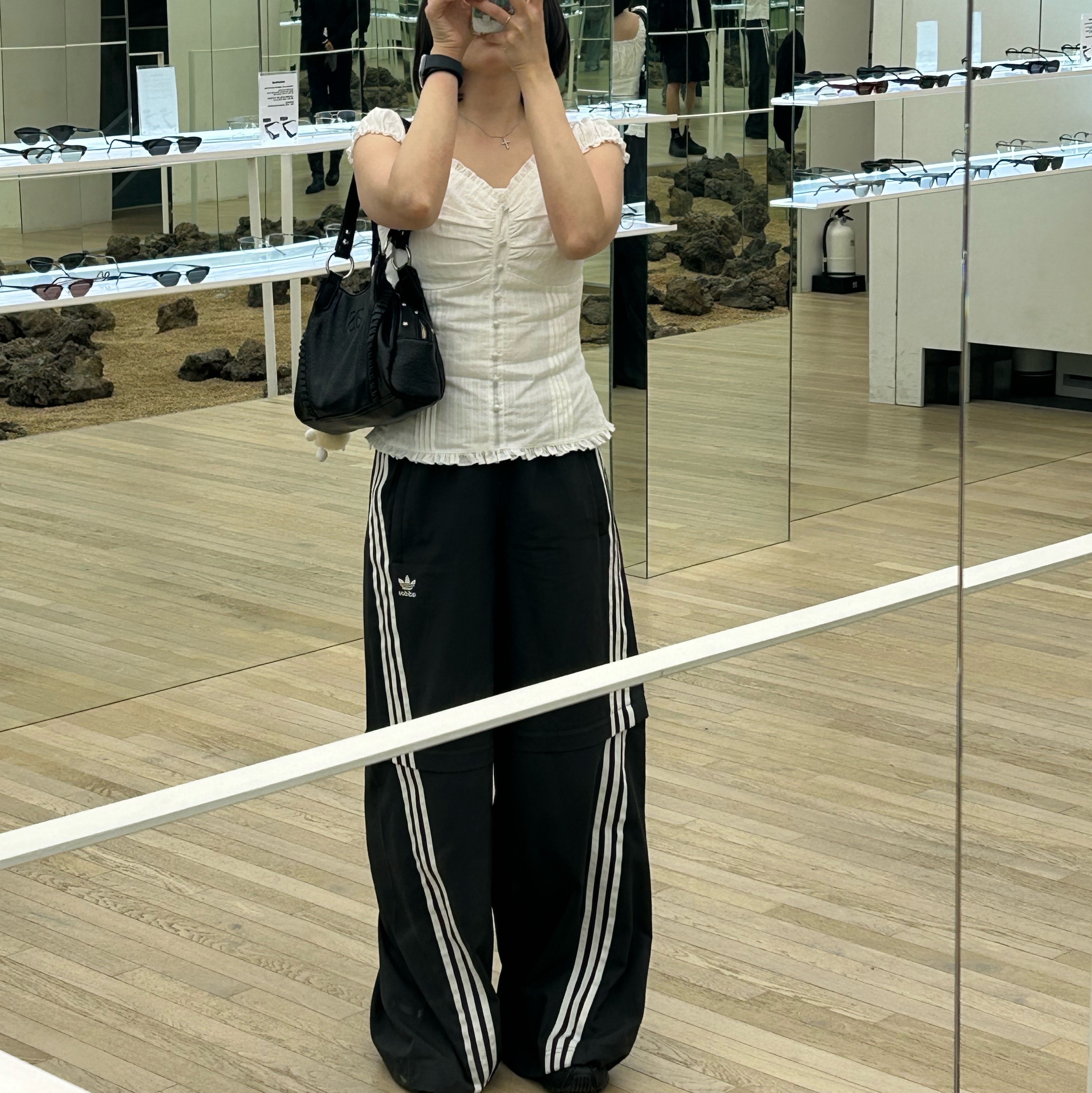 (W) Adidas Adilenium Season 2 Oversized Zip Off Track Pants Gender Neutral Black - KR Sizing, (W) Nike Shox R4 Black 착용 스타일