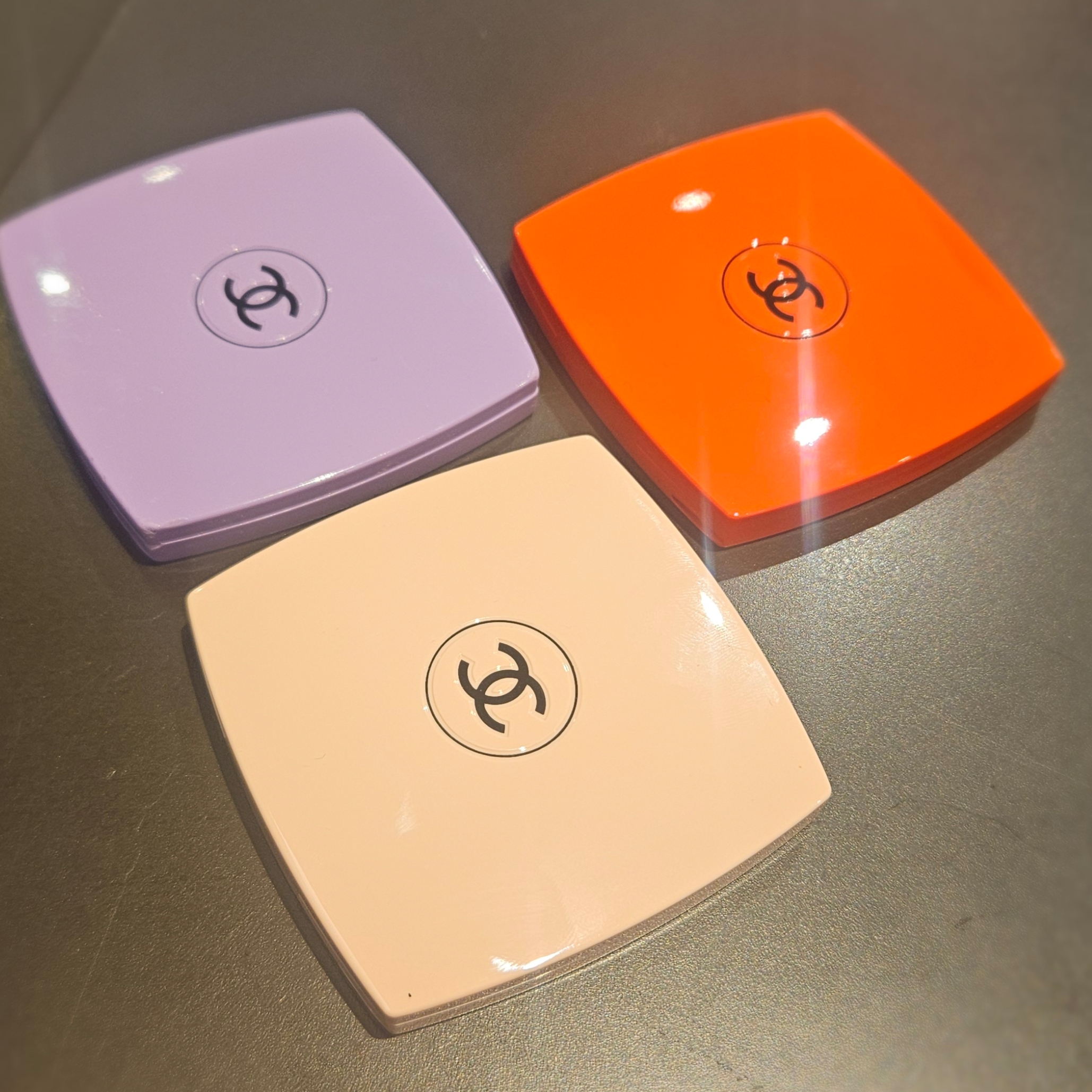 Chanel Codes Couleur Limited Edition Miroir Double Facettes 135 Immortelle, Chanel Codes Couleur Limited Edition Miroir Double Facettes Premiere 121 Dame 착용 스타일 - 2